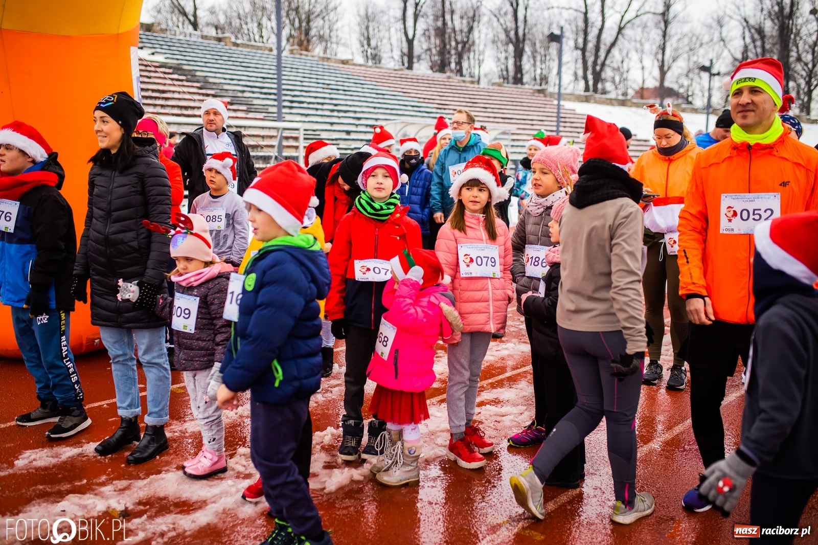 Zdjęcie w galerii na portalu naszraciborz.pl: Raciborski Bieg Mikołajkowy w zimowej scenerii wiadomości z regionu