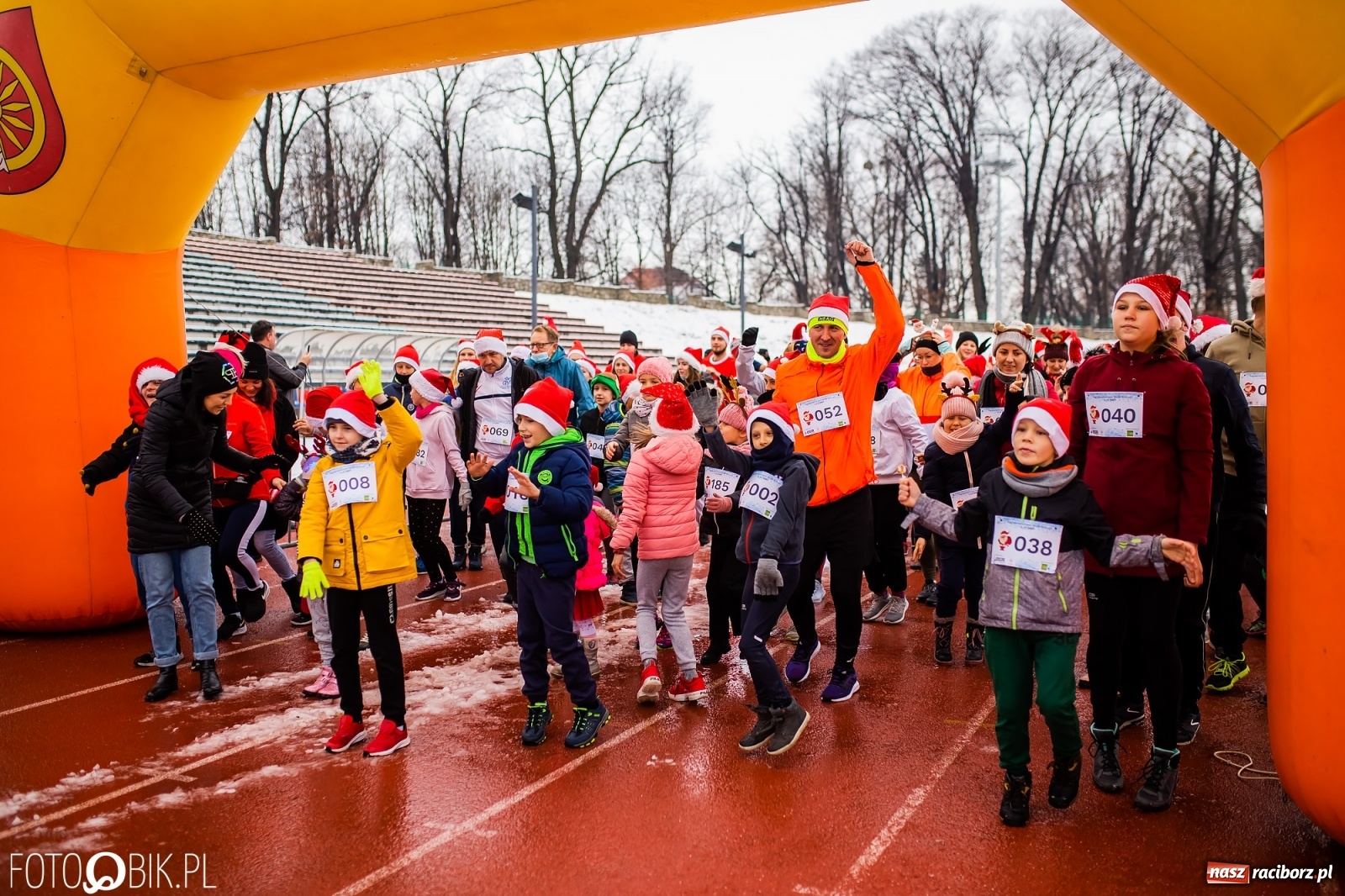 Zdjęcie w galerii na portalu naszraciborz.pl: Raciborski Bieg Mikołajkowy w zimowej scenerii wiadomości z regionu