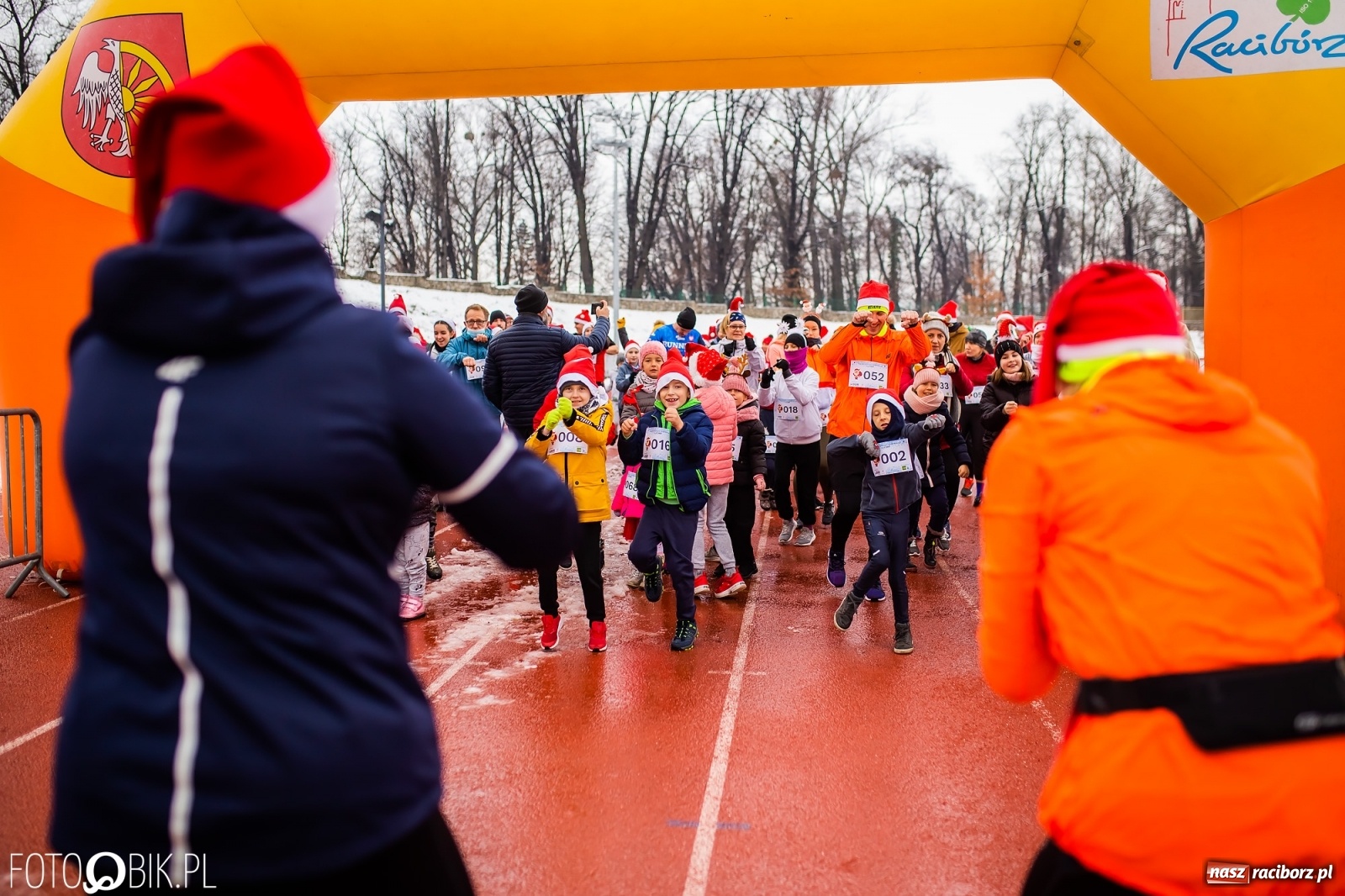 Zdjęcie w galerii na portalu naszraciborz.pl: Raciborski Bieg Mikołajkowy w zimowej scenerii wiadomości z regionu