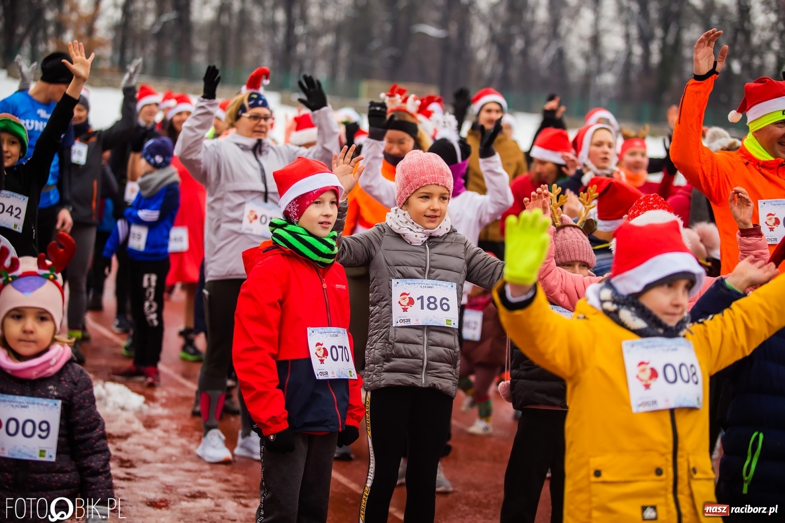 Zdjęcie w galerii na portalu naszraciborz.pl: Raciborski Bieg Mikołajkowy w zimowej scenerii wiadomości z regionu