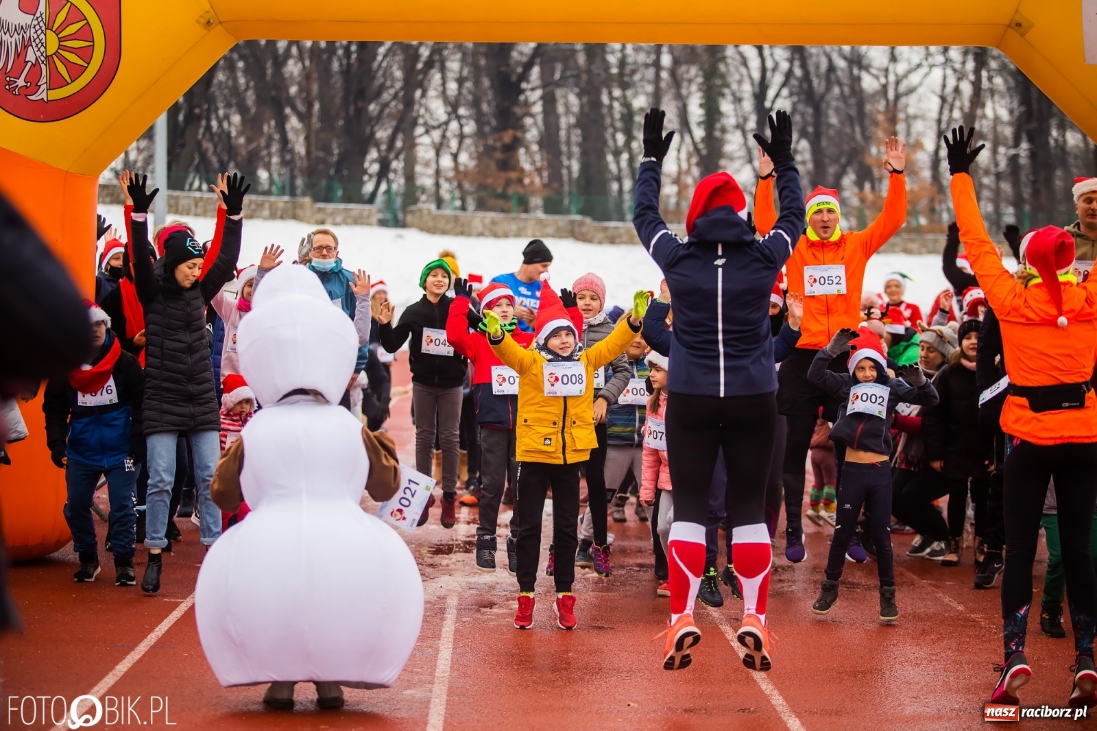 Zdjęcie w galerii na portalu naszraciborz.pl: Raciborski Bieg Mikołajkowy w zimowej scenerii wiadomości z regionu