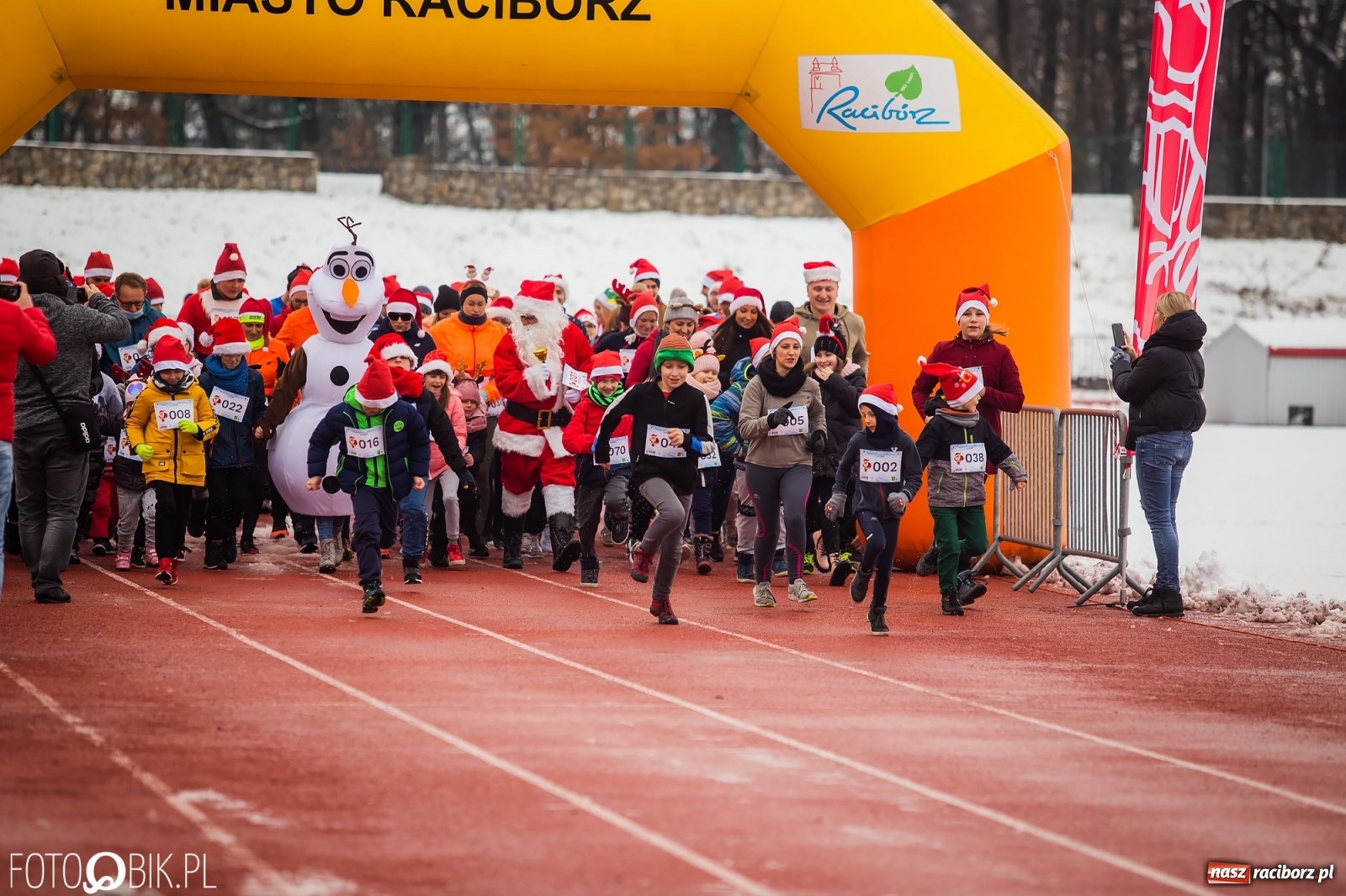 Zdjęcie w galerii na portalu naszraciborz.pl: Raciborski Bieg Mikołajkowy w zimowej scenerii wiadomości z regionu