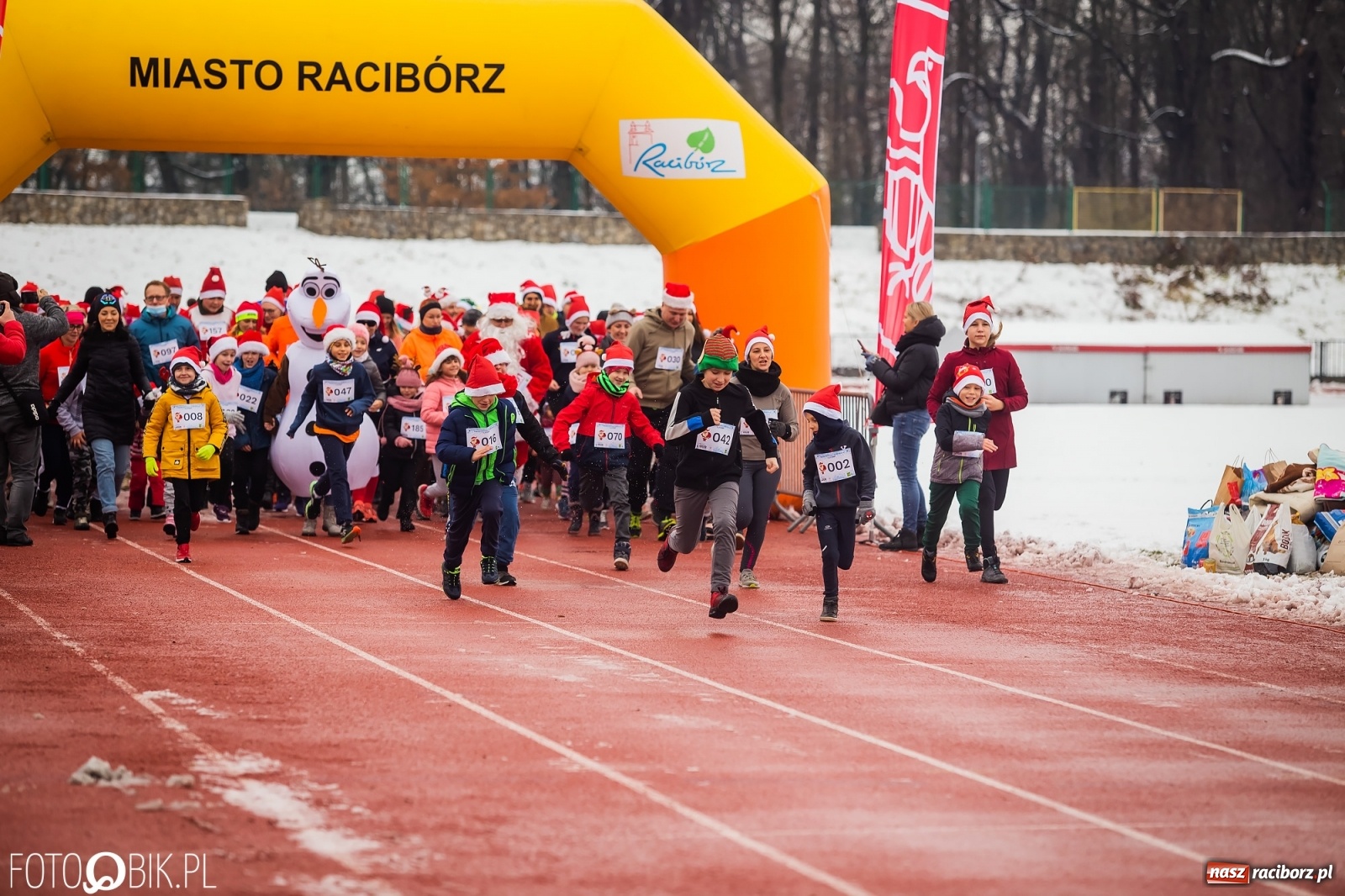 Zdjęcie w galerii na portalu naszraciborz.pl: Raciborski Bieg Mikołajkowy w zimowej scenerii wiadomości z regionu