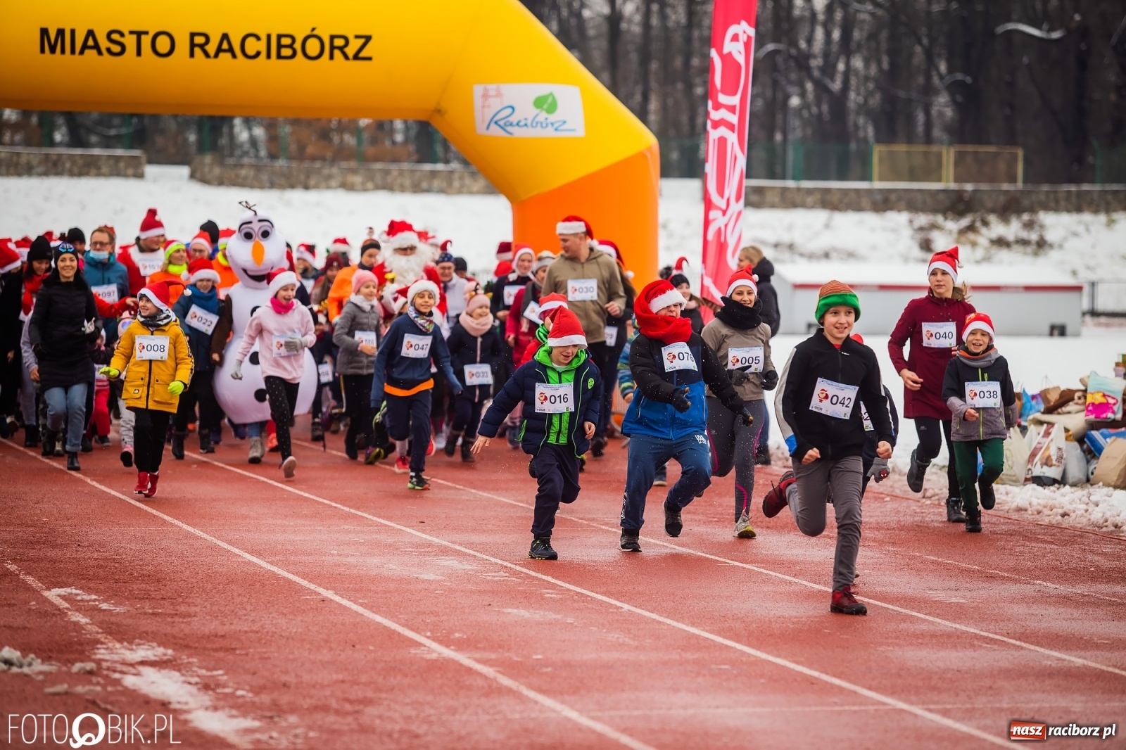 Zdjęcie w galerii na portalu naszraciborz.pl: Raciborski Bieg Mikołajkowy w zimowej scenerii wiadomości z regionu