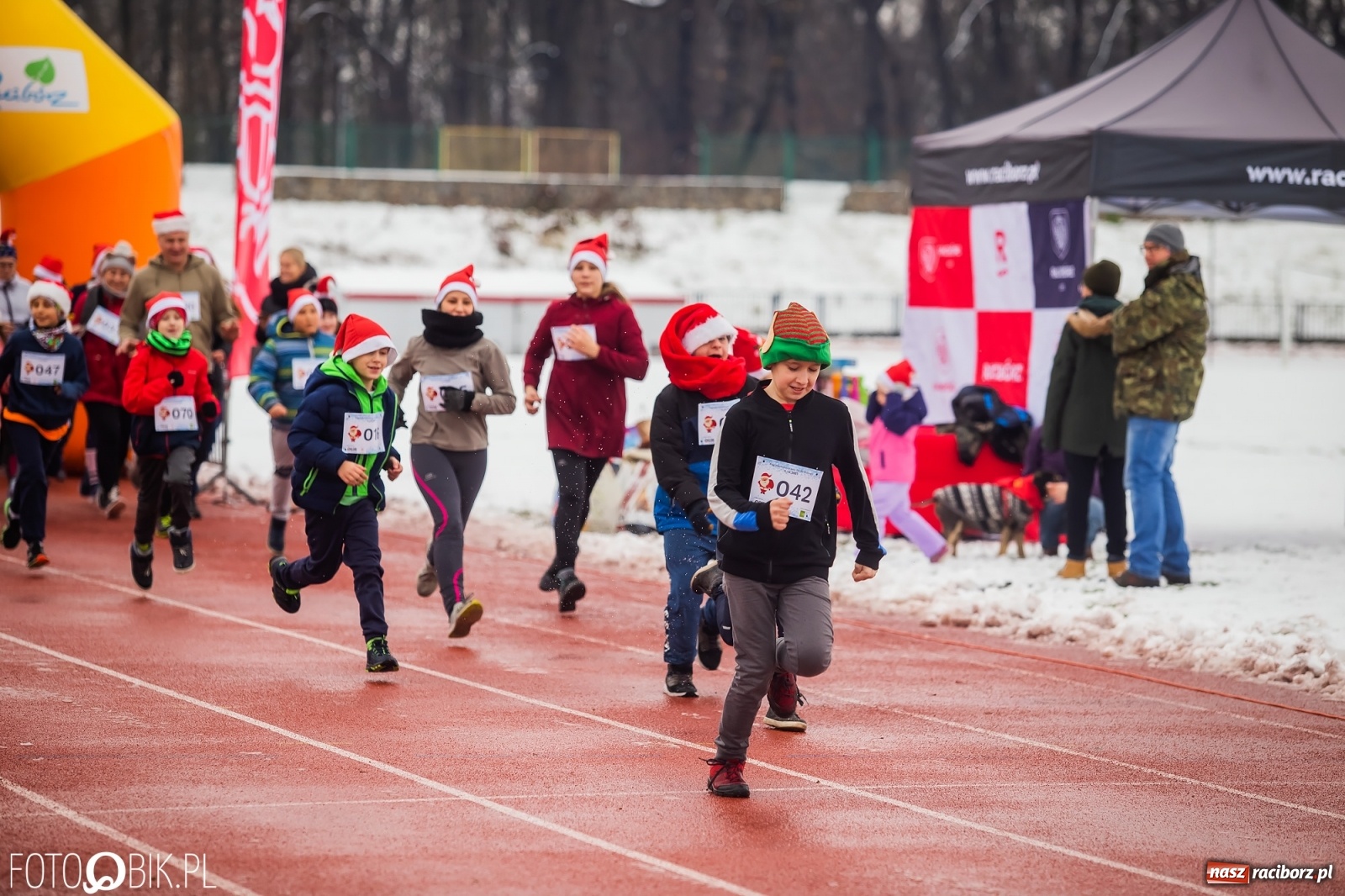 Zdjęcie w galerii na portalu naszraciborz.pl: Raciborski Bieg Mikołajkowy w zimowej scenerii wiadomości z regionu