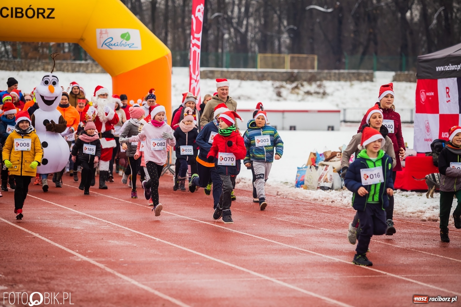 Zdjęcie w galerii na portalu naszraciborz.pl: Raciborski Bieg Mikołajkowy w zimowej scenerii wiadomości z regionu