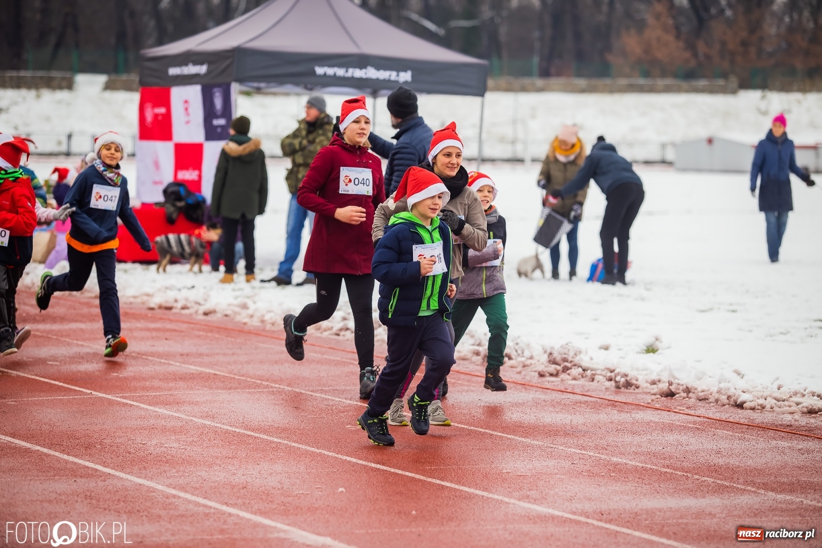 Zdjęcie w galerii na portalu naszraciborz.pl: Raciborski Bieg Mikołajkowy w zimowej scenerii wiadomości z regionu