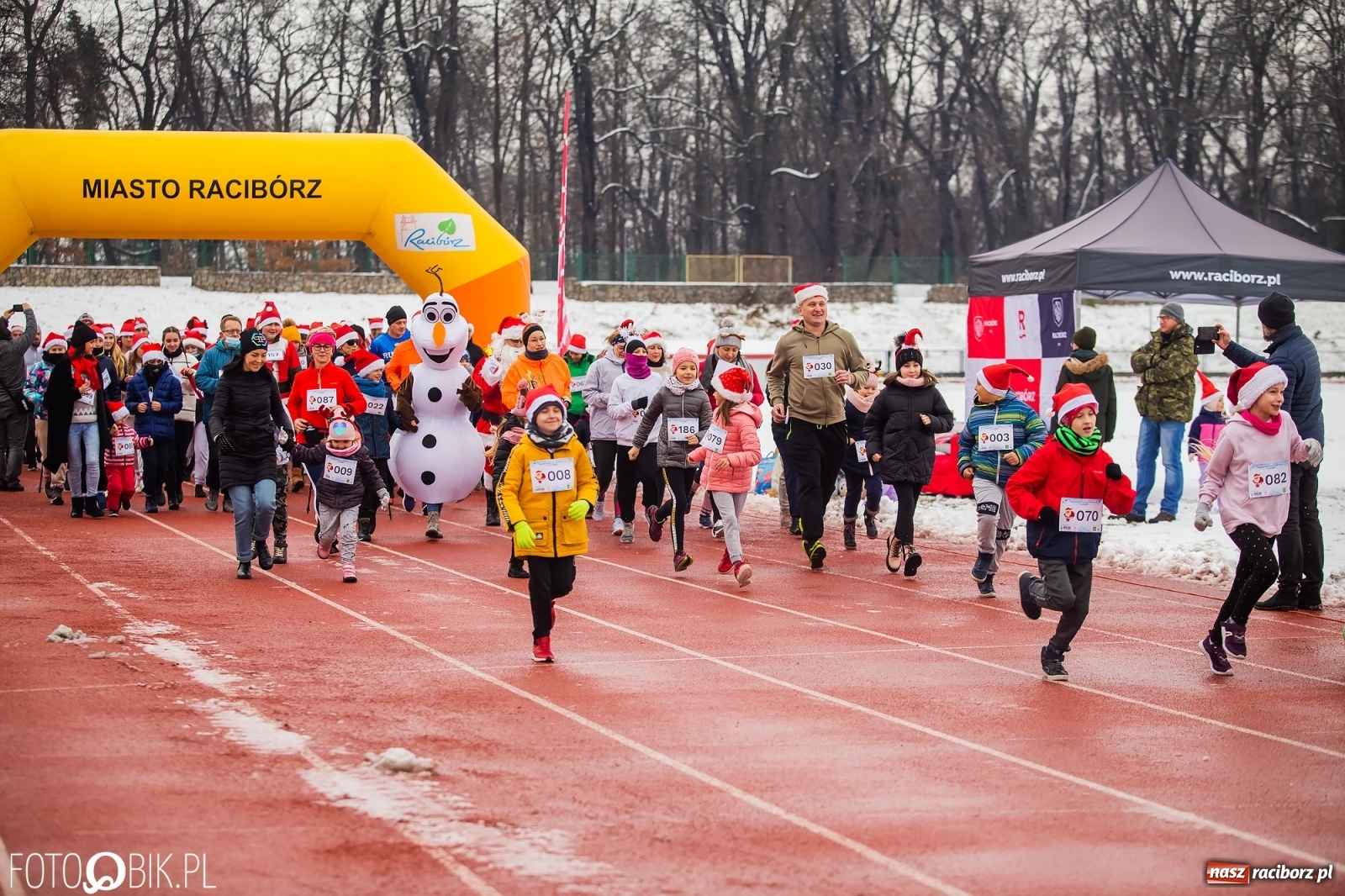 Zdjęcie w galerii na portalu naszraciborz.pl: Raciborski Bieg Mikołajkowy w zimowej scenerii wiadomości z regionu