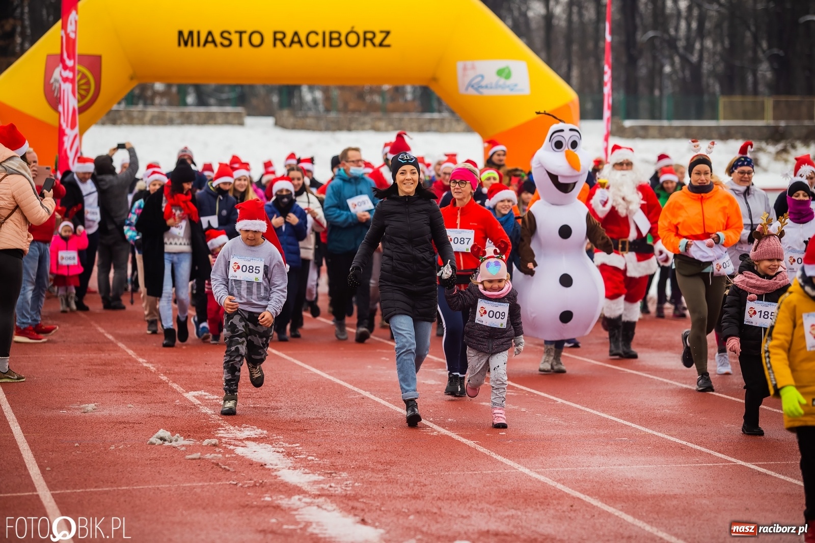 Zdjęcie w galerii na portalu naszraciborz.pl: Raciborski Bieg Mikołajkowy w zimowej scenerii wiadomości z regionu