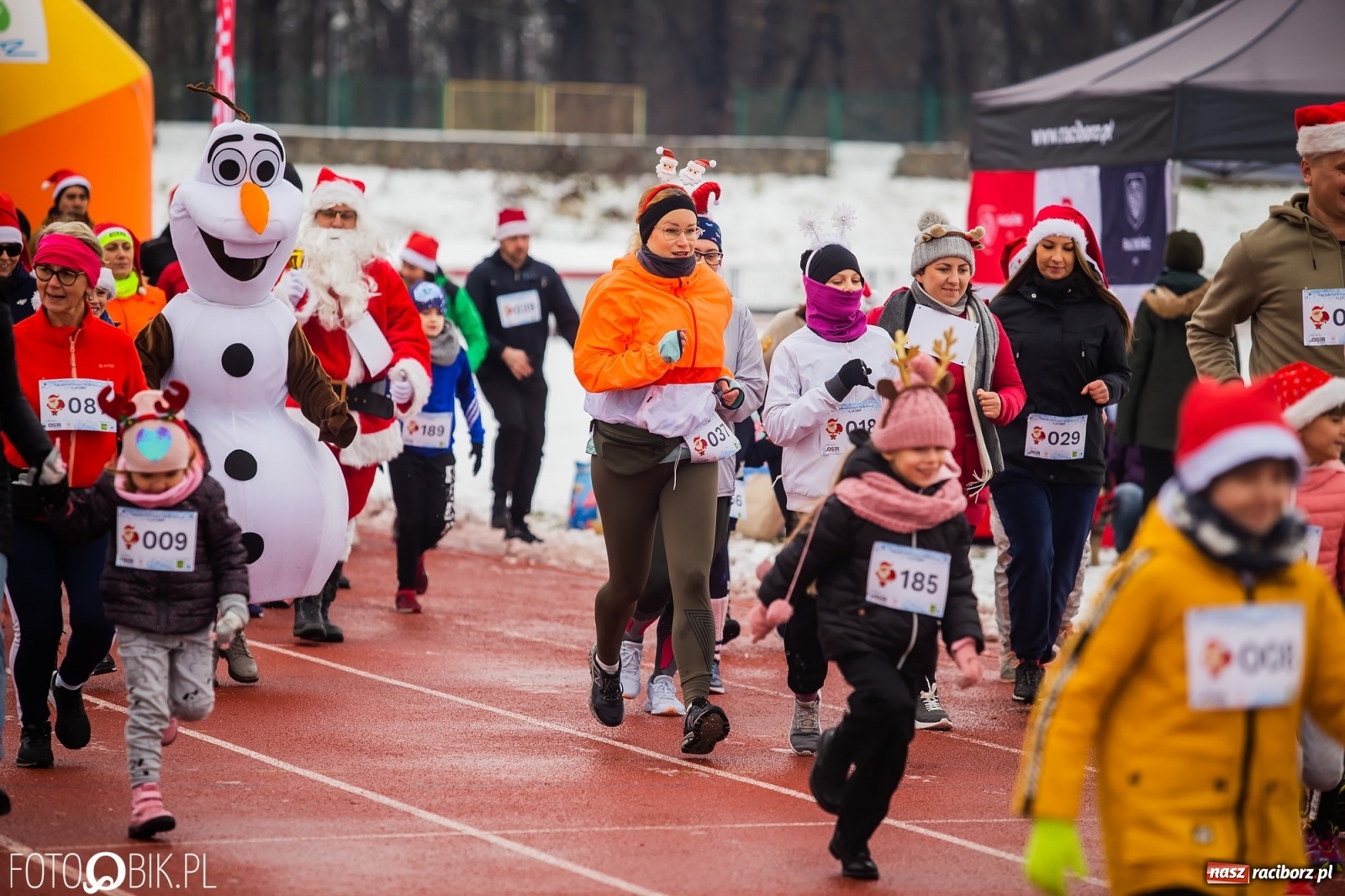 Zdjęcie w galerii na portalu naszraciborz.pl: Raciborski Bieg Mikołajkowy w zimowej scenerii wiadomości z regionu