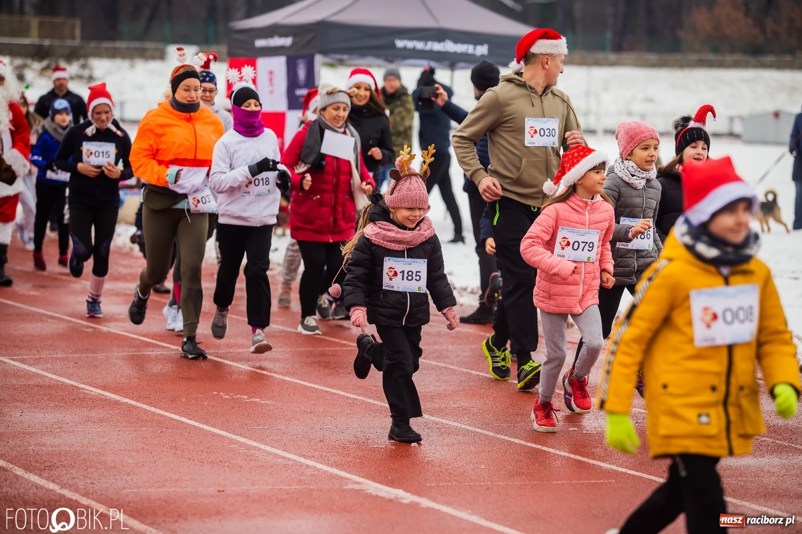 Zdjęcie w galerii na portalu naszraciborz.pl: Raciborski Bieg Mikołajkowy w zimowej scenerii wiadomości z regionu