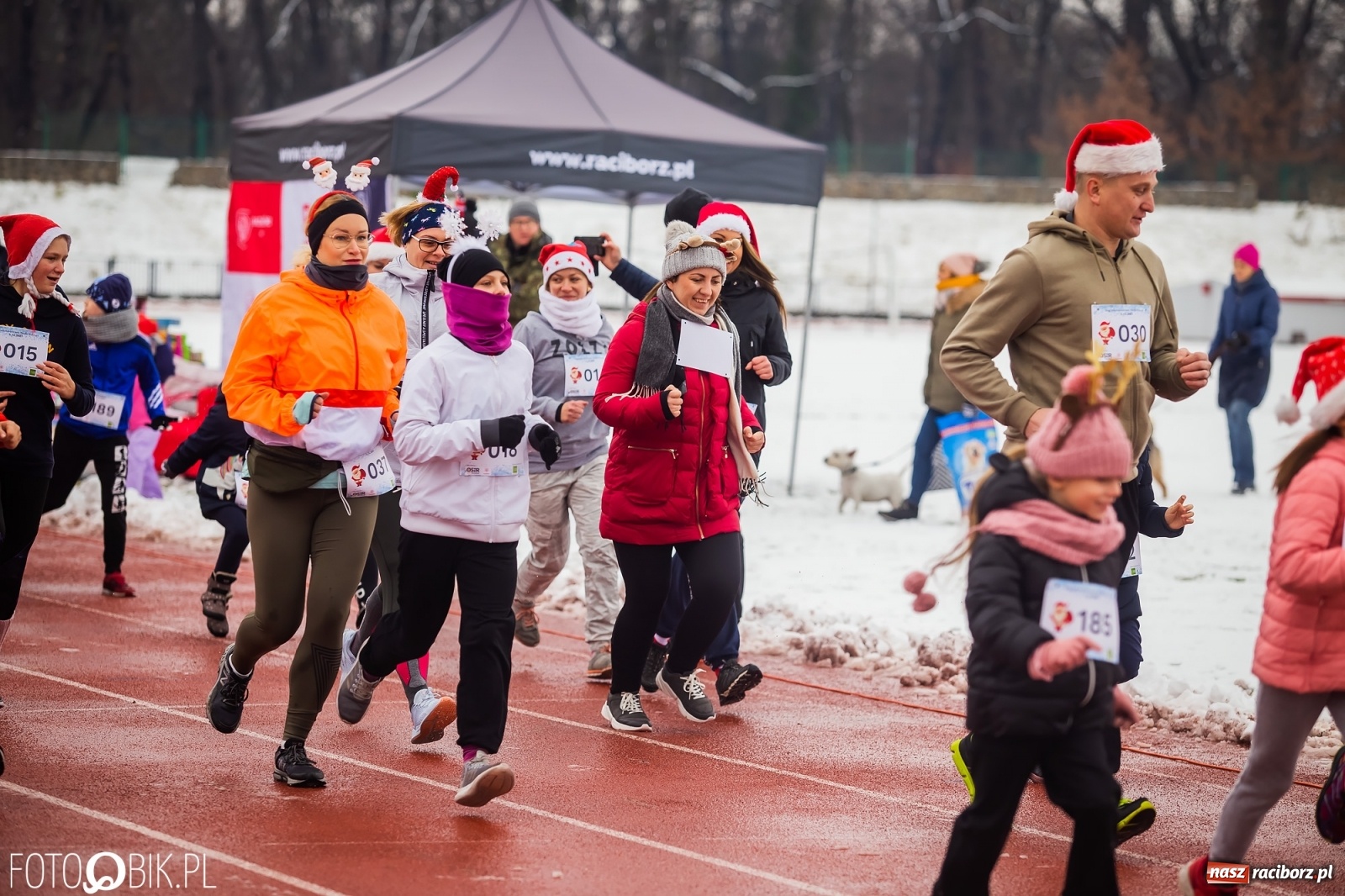 Zdjęcie w galerii na portalu naszraciborz.pl: Raciborski Bieg Mikołajkowy w zimowej scenerii wiadomości z regionu