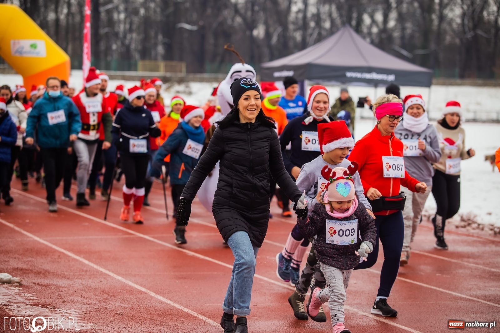 Zdjęcie w galerii na portalu naszraciborz.pl: Raciborski Bieg Mikołajkowy w zimowej scenerii wiadomości z regionu