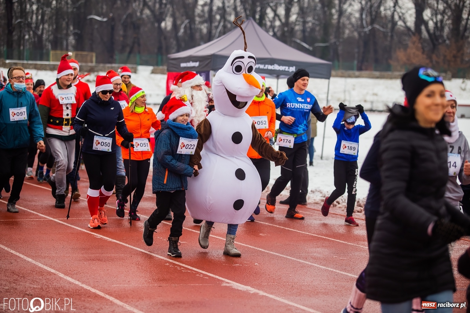 Zdjęcie w galerii na portalu naszraciborz.pl: Raciborski Bieg Mikołajkowy w zimowej scenerii wiadomości z regionu