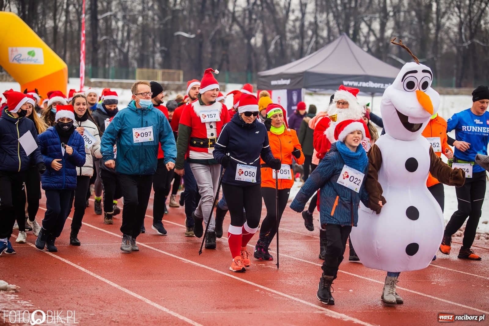 Zdjęcie w galerii na portalu naszraciborz.pl: Raciborski Bieg Mikołajkowy w zimowej scenerii wiadomości z regionu