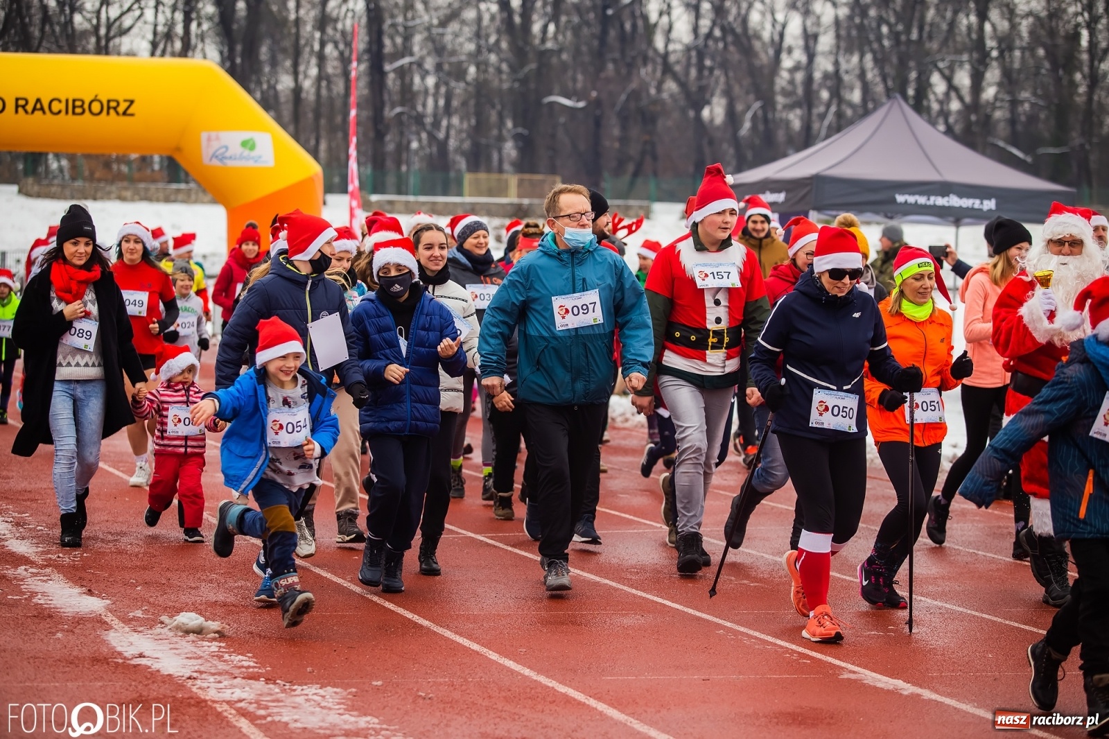 Zdjęcie w galerii na portalu naszraciborz.pl: Raciborski Bieg Mikołajkowy w zimowej scenerii wiadomości z regionu