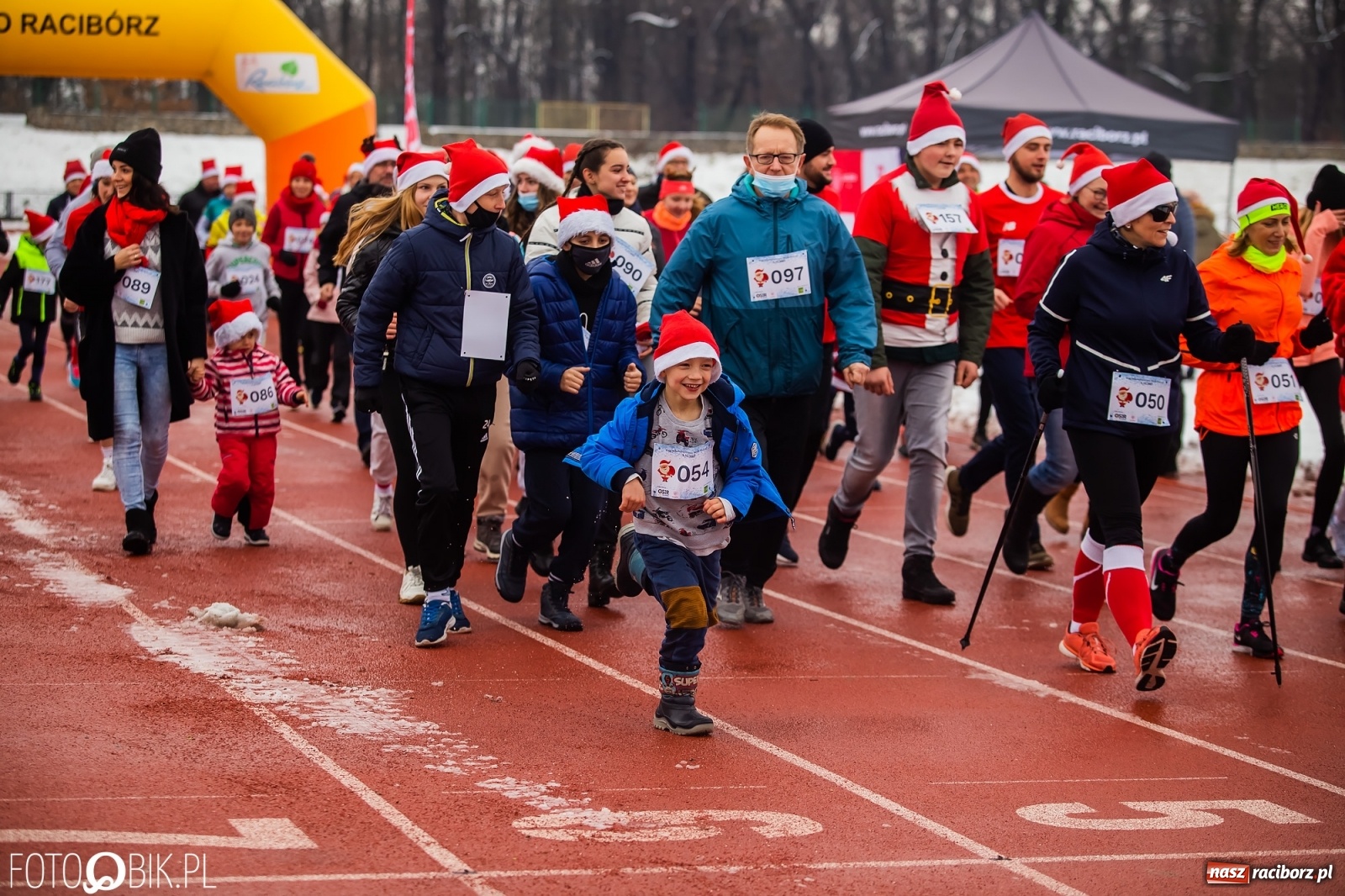 Zdjęcie w galerii na portalu naszraciborz.pl: Raciborski Bieg Mikołajkowy w zimowej scenerii wiadomości z regionu
