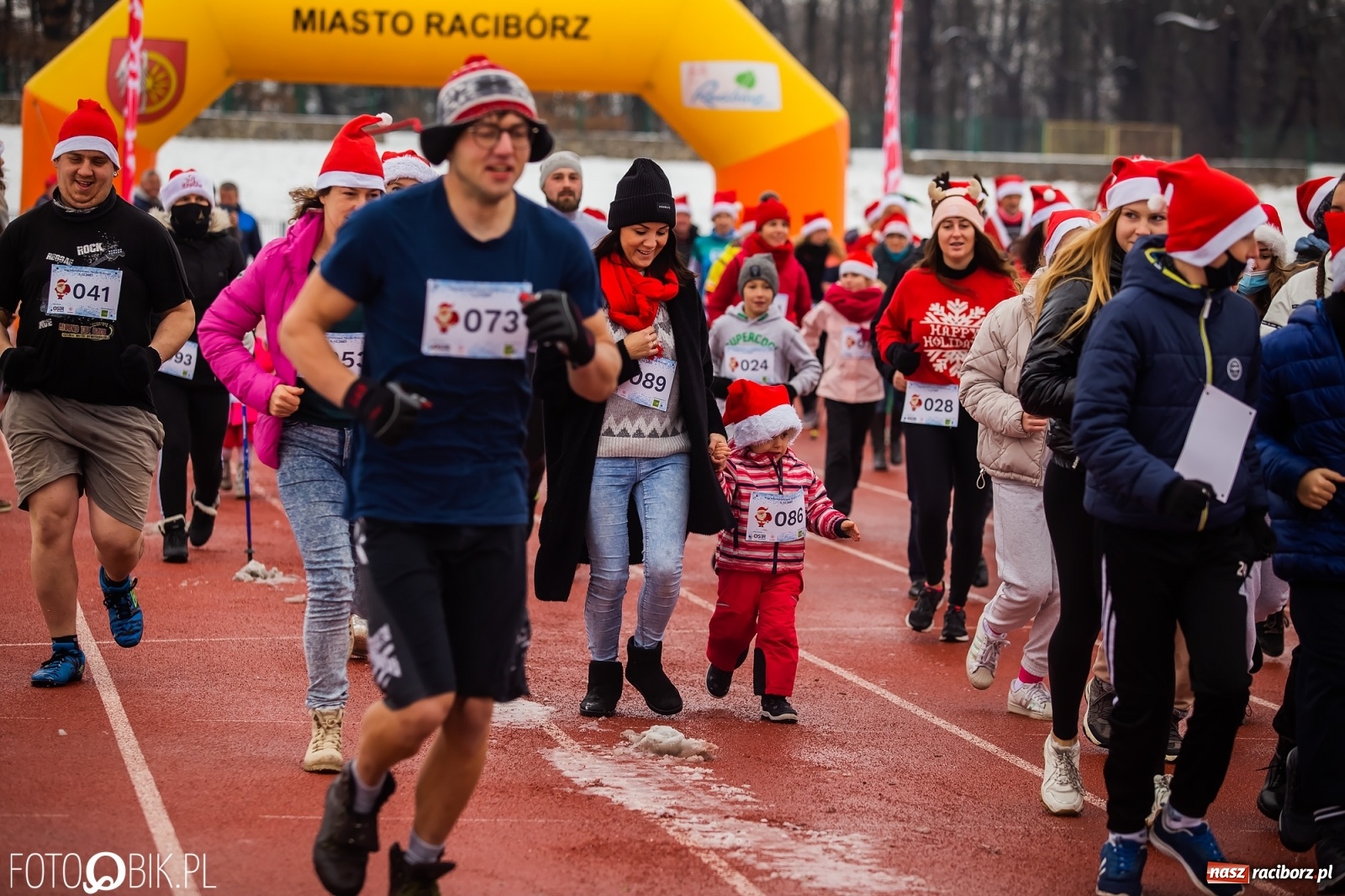 Zdjęcie w galerii na portalu naszraciborz.pl: Raciborski Bieg Mikołajkowy w zimowej scenerii wiadomości z regionu