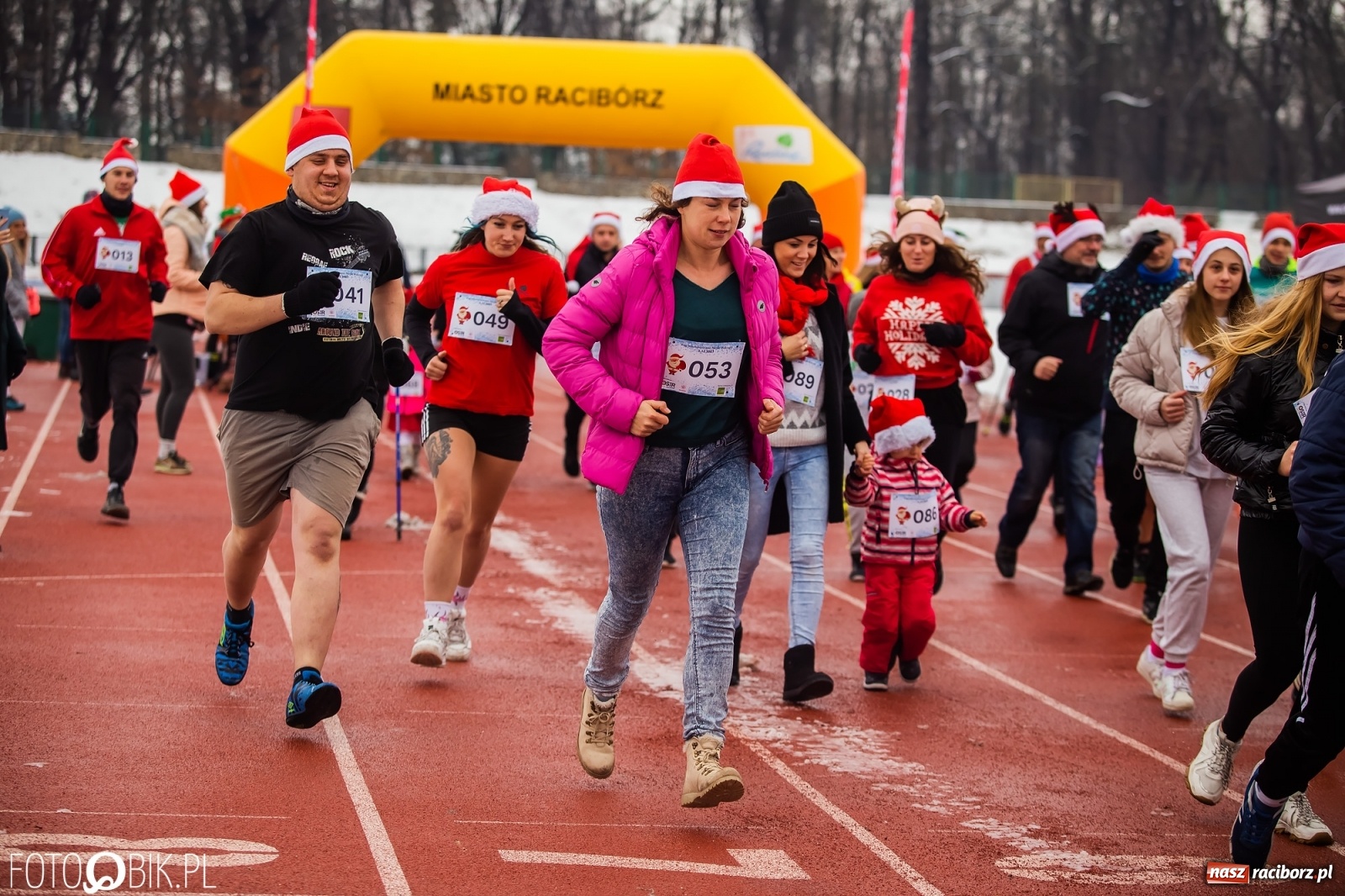 Zdjęcie w galerii na portalu naszraciborz.pl: Raciborski Bieg Mikołajkowy w zimowej scenerii wiadomości z regionu