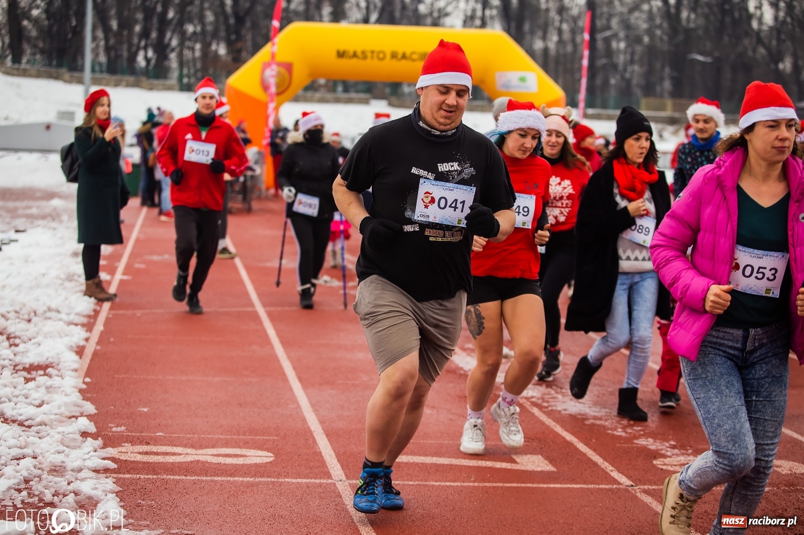 Zdjęcie w galerii na portalu naszraciborz.pl: Raciborski Bieg Mikołajkowy w zimowej scenerii wiadomości z regionu