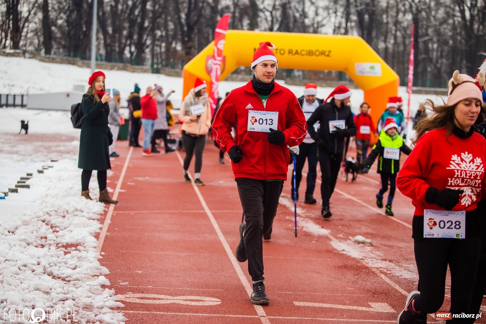 Zdjęcie w galerii na portalu naszraciborz.pl: Raciborski Bieg Mikołajkowy w zimowej scenerii wiadomości z regionu
