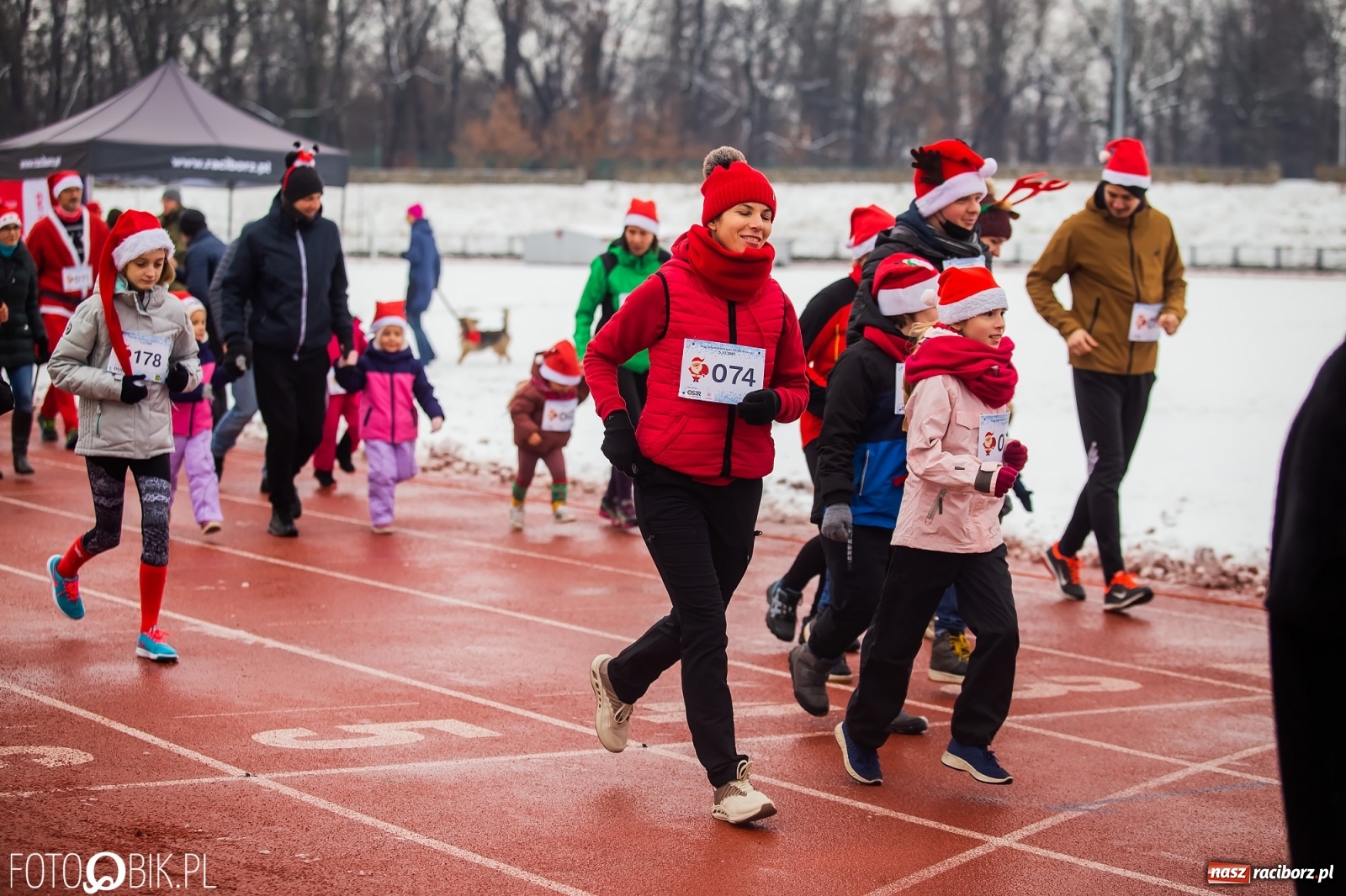 Zdjęcie w galerii na portalu naszraciborz.pl: Raciborski Bieg Mikołajkowy w zimowej scenerii wiadomości z regionu