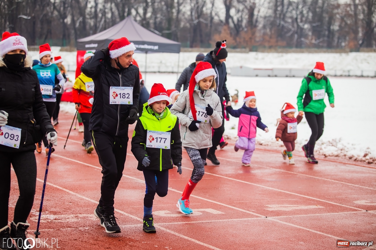 Zdjęcie w galerii na portalu naszraciborz.pl: Raciborski Bieg Mikołajkowy w zimowej scenerii wiadomości z regionu