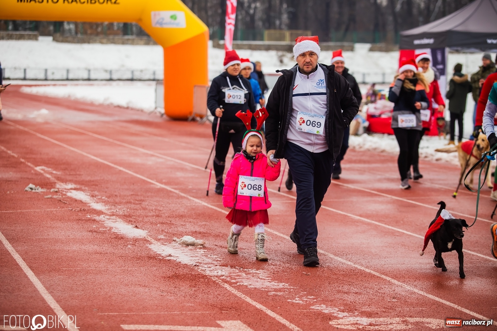 Zdjęcie w galerii na portalu naszraciborz.pl: Raciborski Bieg Mikołajkowy w zimowej scenerii wiadomości z regionu