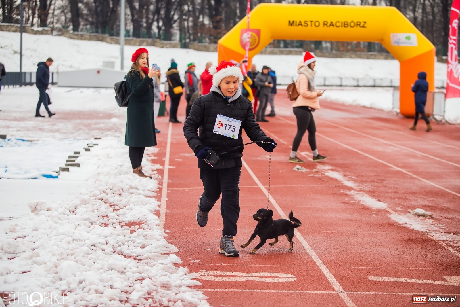 Zdjęcie w galerii na portalu naszraciborz.pl: Raciborski Bieg Mikołajkowy w zimowej scenerii wiadomości z regionu