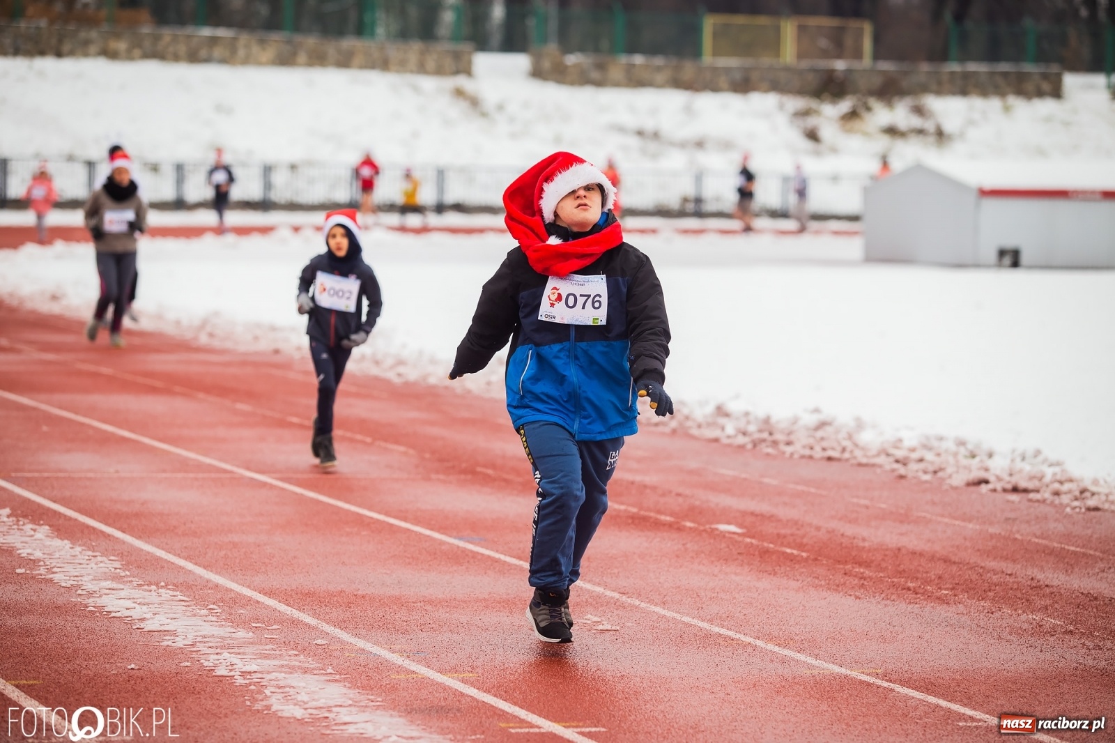 Zdjęcie w galerii na portalu naszraciborz.pl: Raciborski Bieg Mikołajkowy w zimowej scenerii wiadomości z regionu