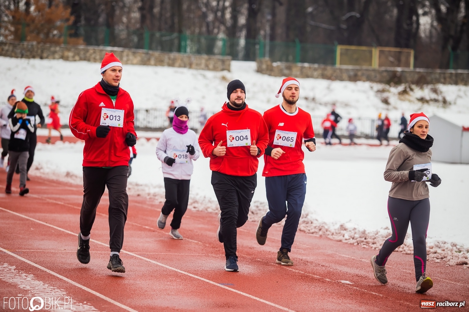 Zdjęcie w galerii na portalu naszraciborz.pl: Raciborski Bieg Mikołajkowy w zimowej scenerii wiadomości z regionu