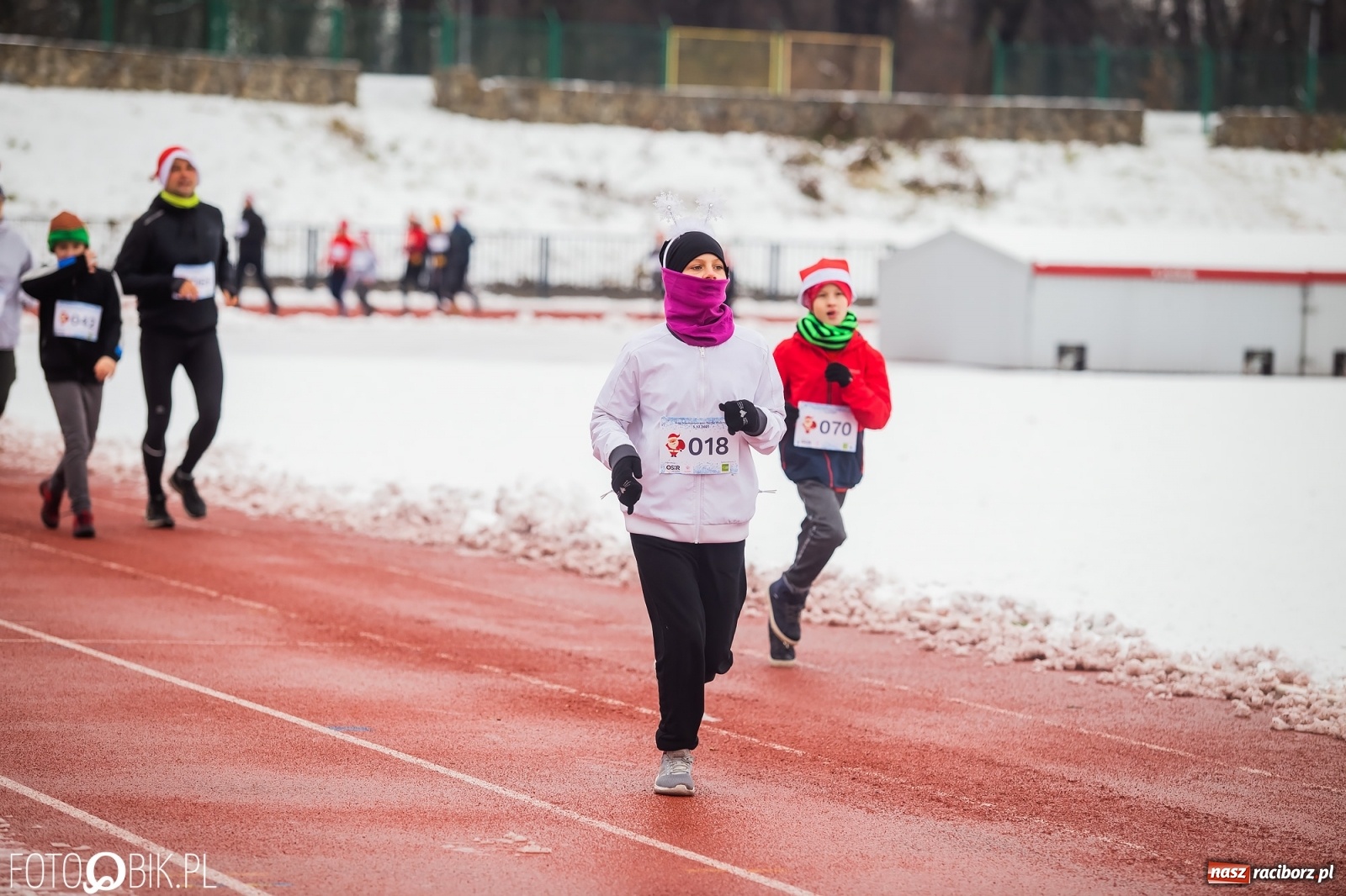 Zdjęcie w galerii na portalu naszraciborz.pl: Raciborski Bieg Mikołajkowy w zimowej scenerii wiadomości z regionu