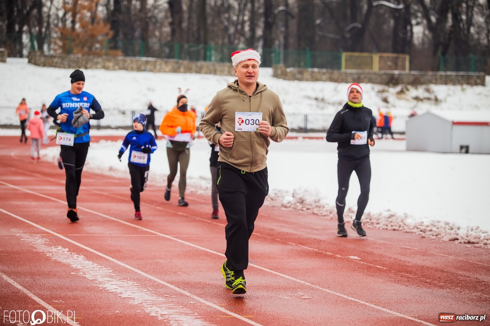 Zdjęcie w galerii na portalu naszraciborz.pl: Raciborski Bieg Mikołajkowy w zimowej scenerii wiadomości z regionu