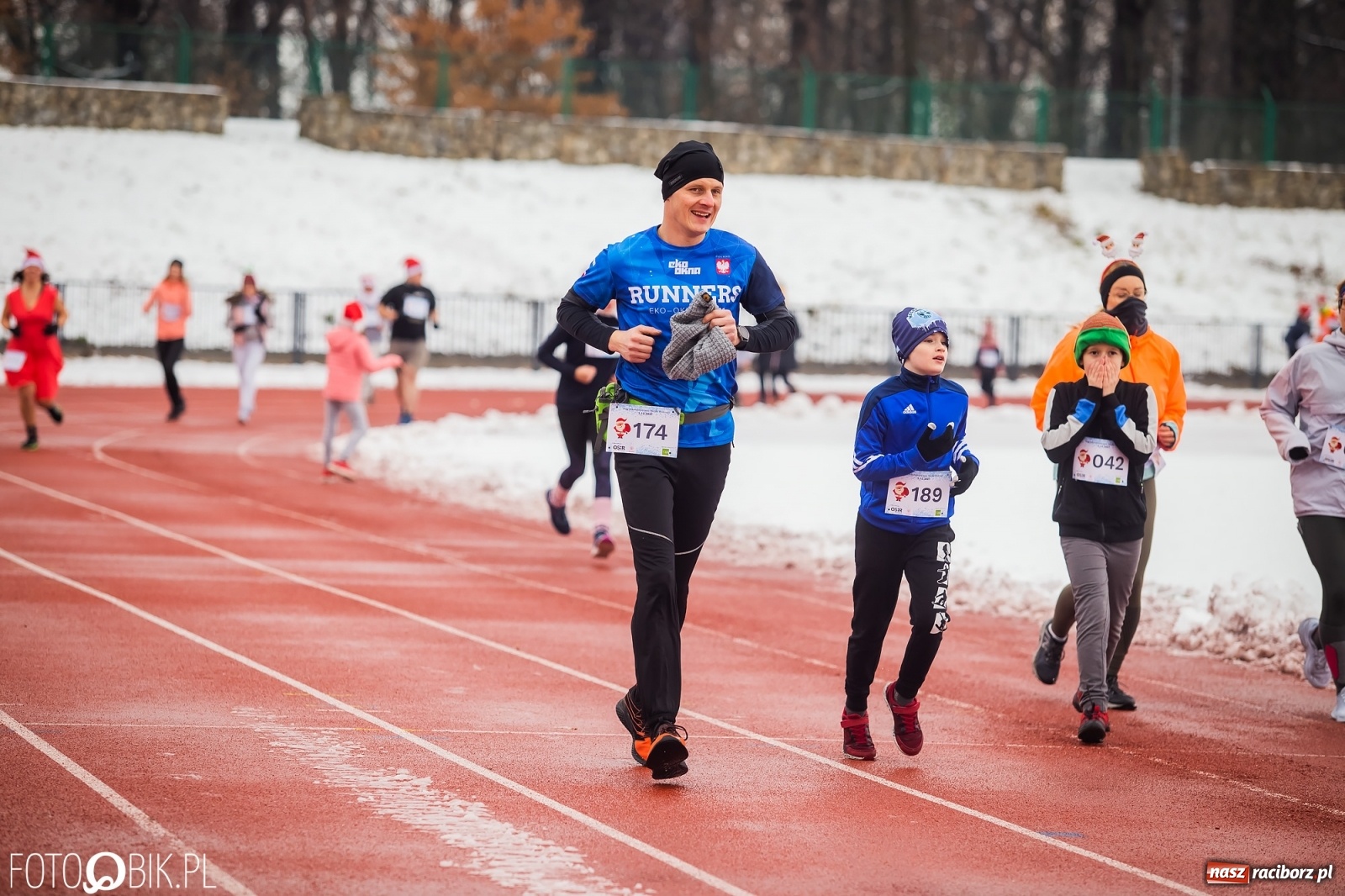 Zdjęcie w galerii na portalu naszraciborz.pl: Raciborski Bieg Mikołajkowy w zimowej scenerii wiadomości z regionu
