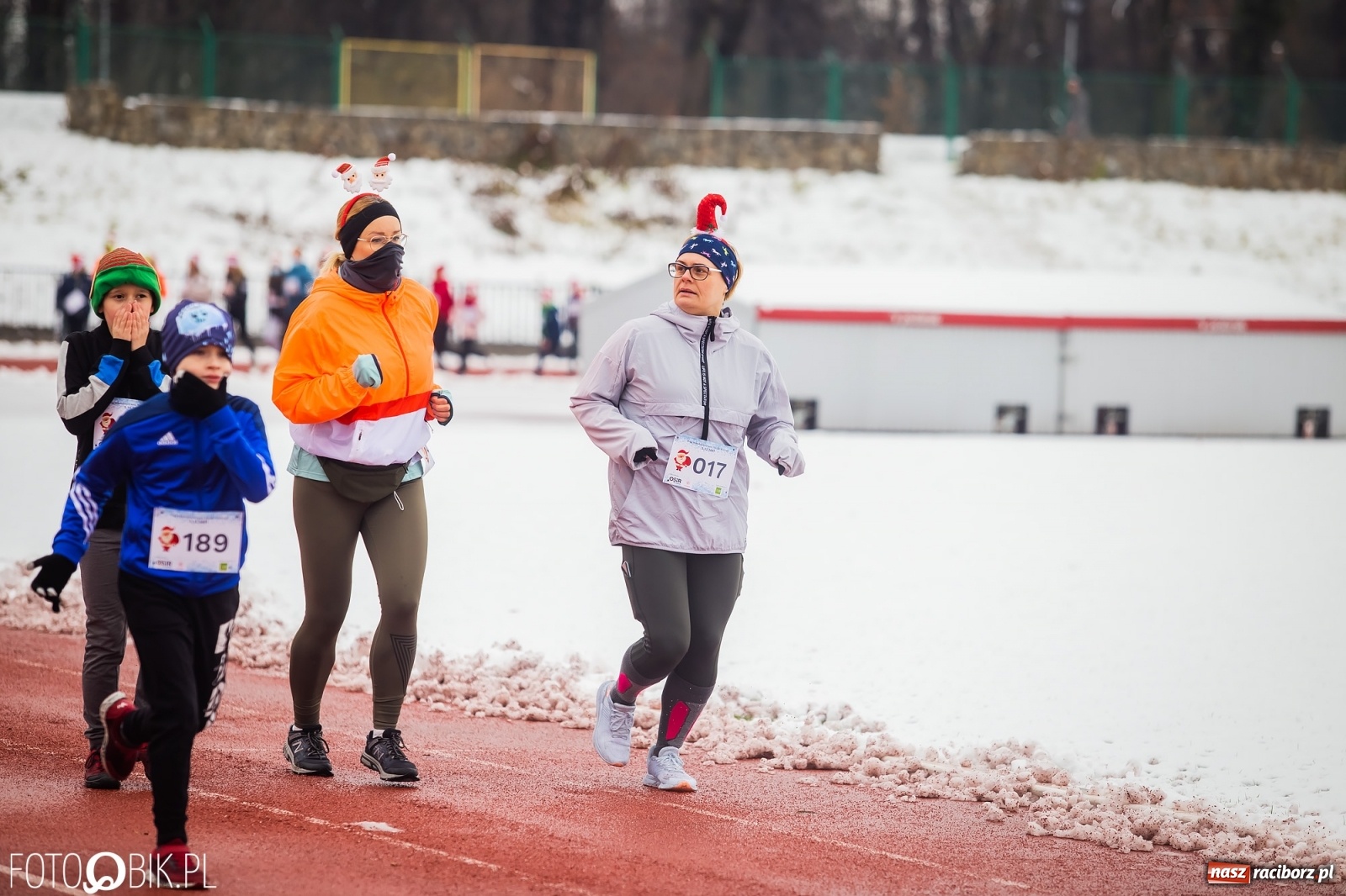 Zdjęcie w galerii na portalu naszraciborz.pl: Raciborski Bieg Mikołajkowy w zimowej scenerii wiadomości z regionu