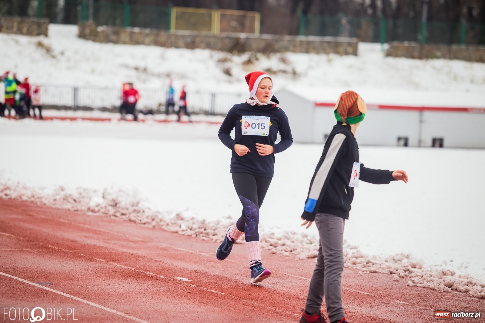 Zdjęcie w galerii na portalu naszraciborz.pl: Raciborski Bieg Mikołajkowy w zimowej scenerii wiadomości z regionu