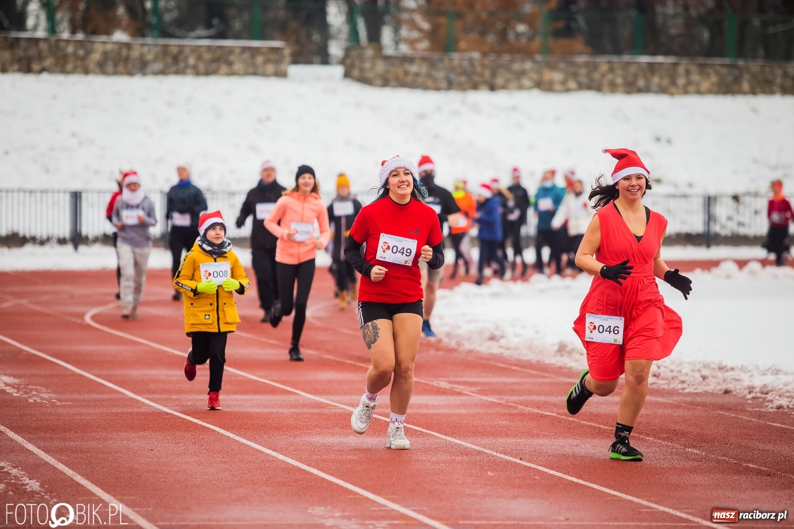 Zdjęcie w galerii na portalu naszraciborz.pl: Raciborski Bieg Mikołajkowy w zimowej scenerii wiadomości z regionu