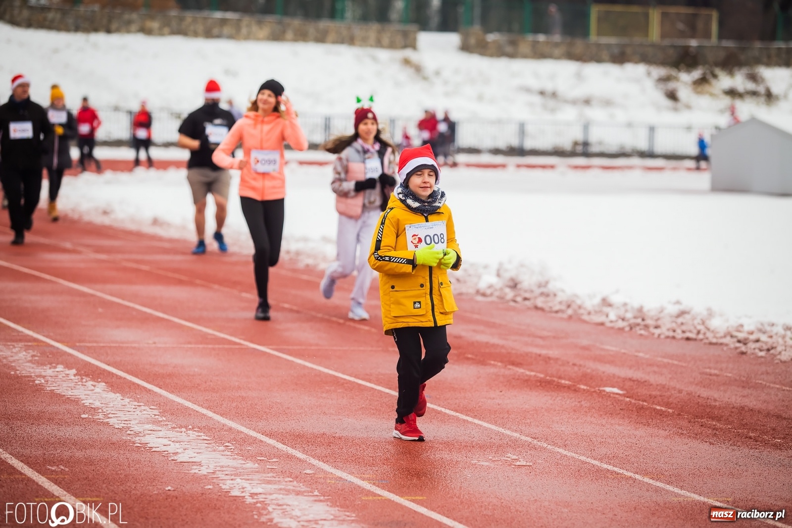 Zdjęcie w galerii na portalu naszraciborz.pl: Raciborski Bieg Mikołajkowy w zimowej scenerii wiadomości z regionu
