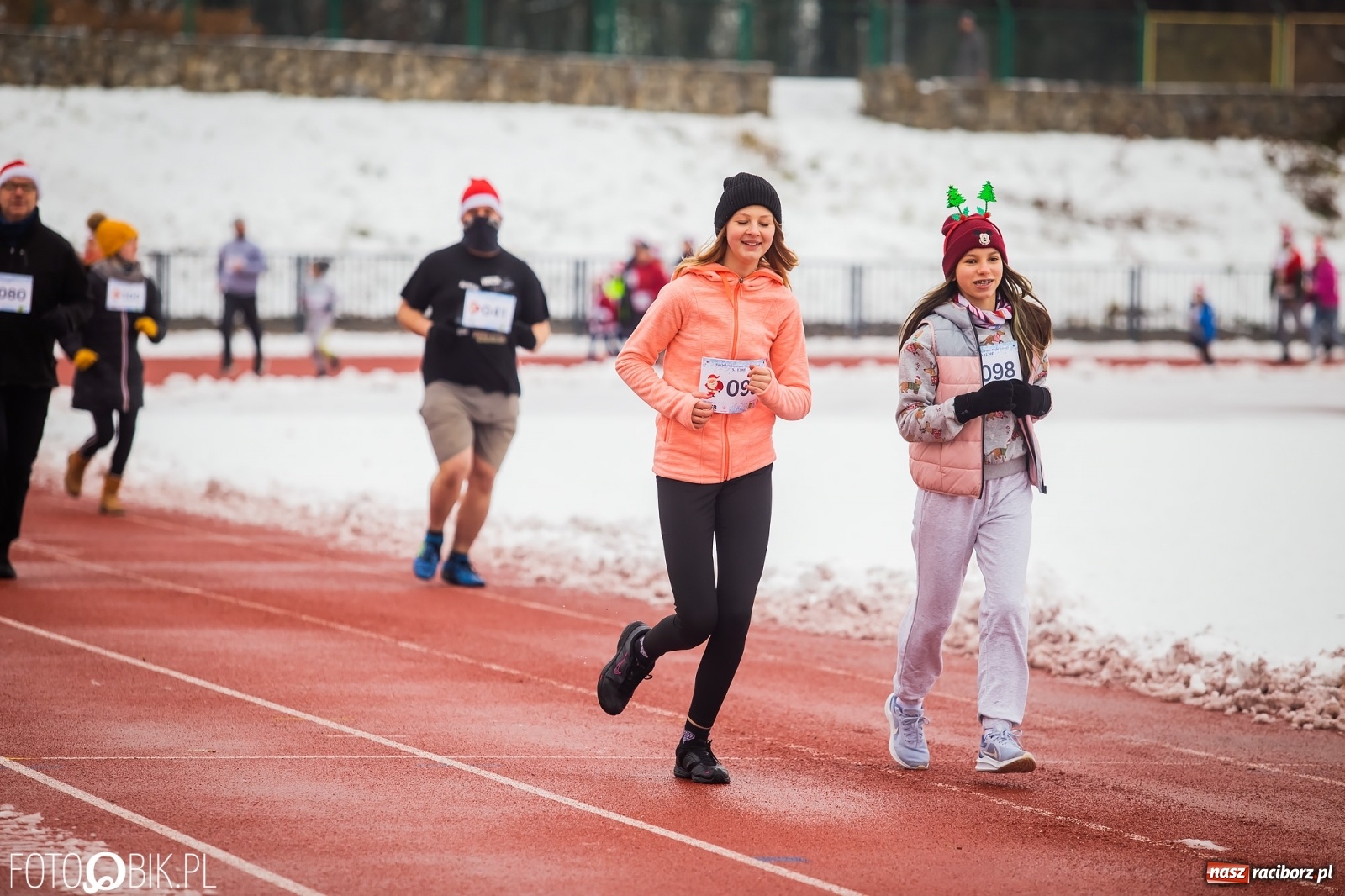 Zdjęcie w galerii na portalu naszraciborz.pl: Raciborski Bieg Mikołajkowy w zimowej scenerii wiadomości z regionu