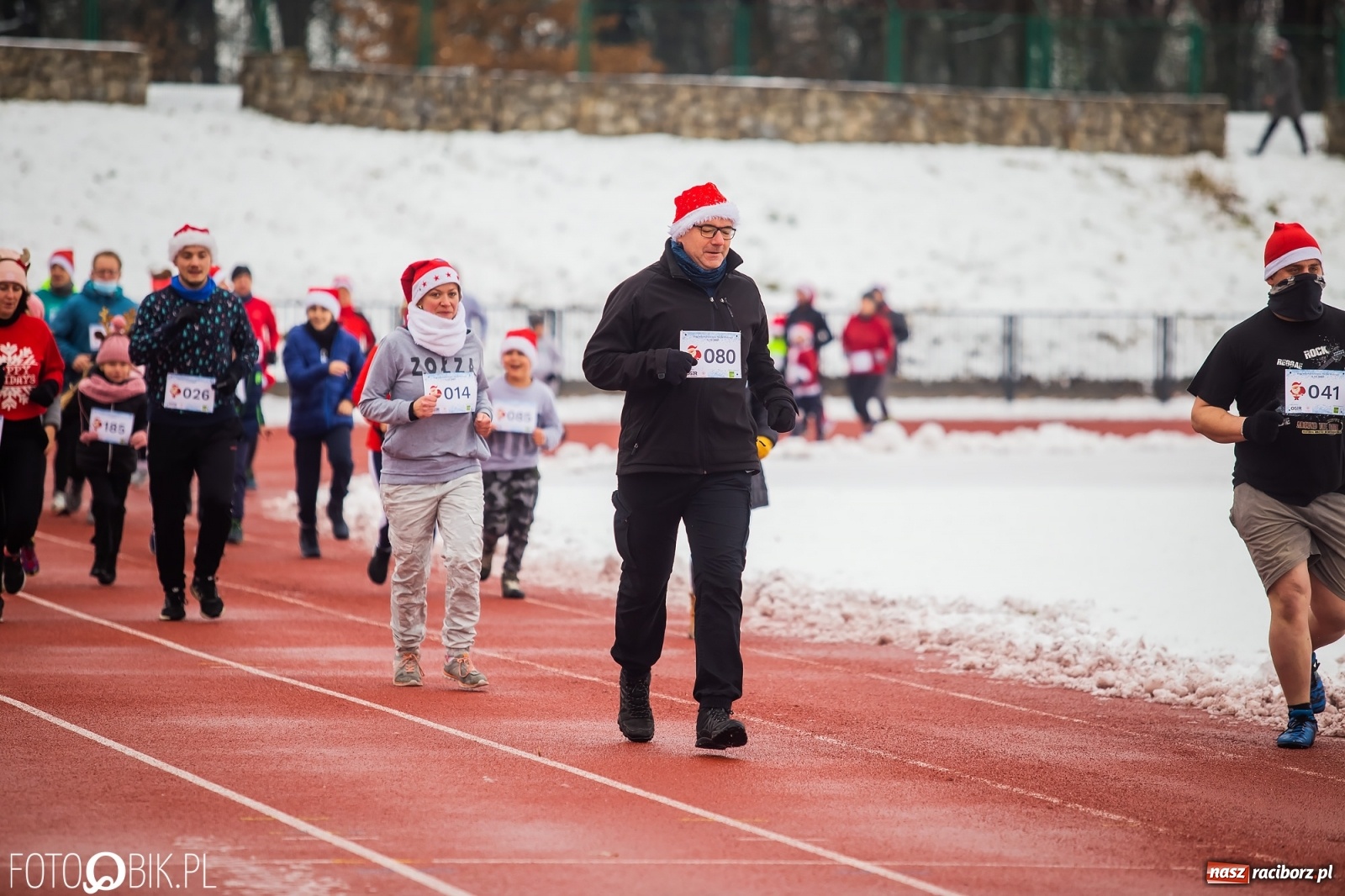 Zdjęcie w galerii na portalu naszraciborz.pl: Raciborski Bieg Mikołajkowy w zimowej scenerii wiadomości z regionu