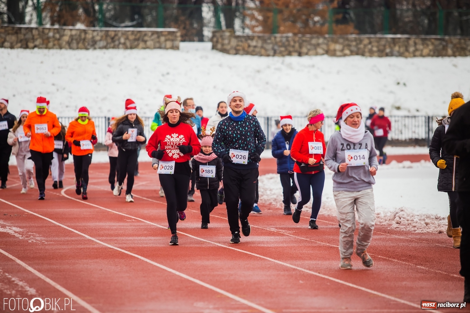 Zdjęcie w galerii na portalu naszraciborz.pl: Raciborski Bieg Mikołajkowy w zimowej scenerii wiadomości z regionu