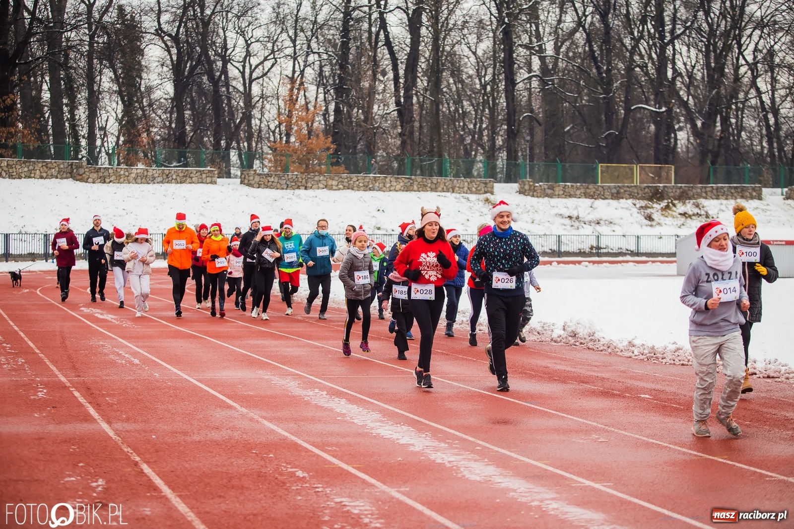 Zdjęcie w galerii na portalu naszraciborz.pl: Raciborski Bieg Mikołajkowy w zimowej scenerii wiadomości z regionu