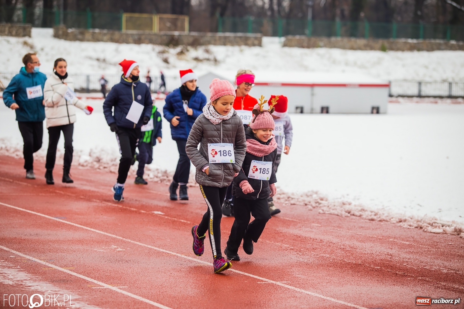Zdjęcie w galerii na portalu naszraciborz.pl: Raciborski Bieg Mikołajkowy w zimowej scenerii wiadomości z regionu