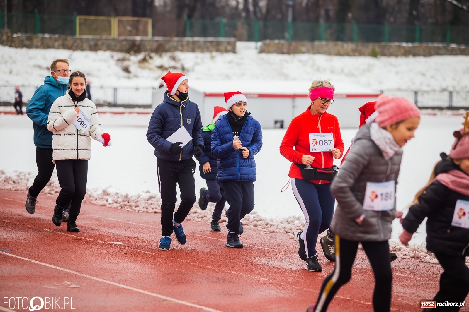 Zdjęcie w galerii na portalu naszraciborz.pl: Raciborski Bieg Mikołajkowy w zimowej scenerii wiadomości z regionu