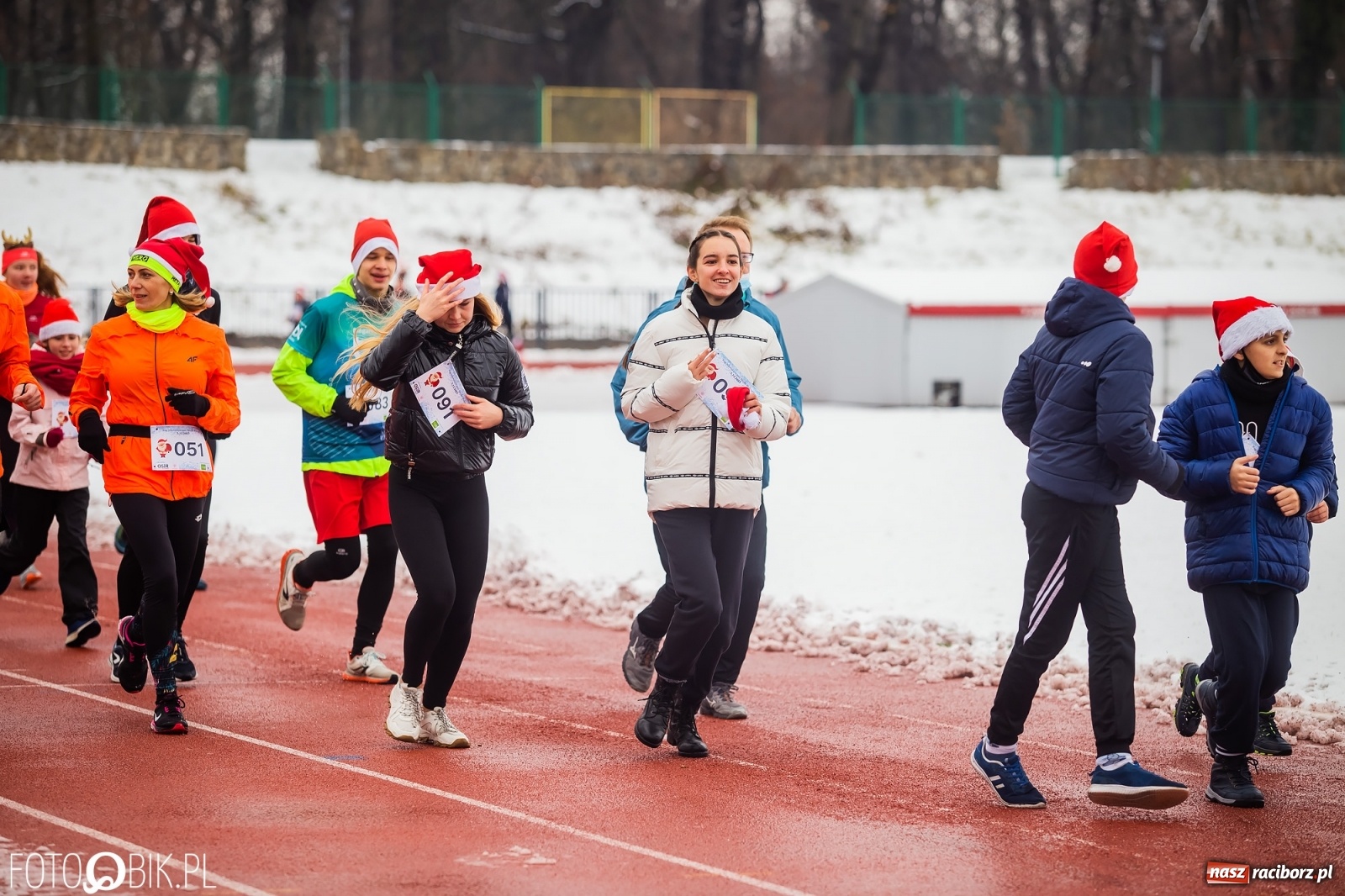 Zdjęcie w galerii na portalu naszraciborz.pl: Raciborski Bieg Mikołajkowy w zimowej scenerii wiadomości z regionu