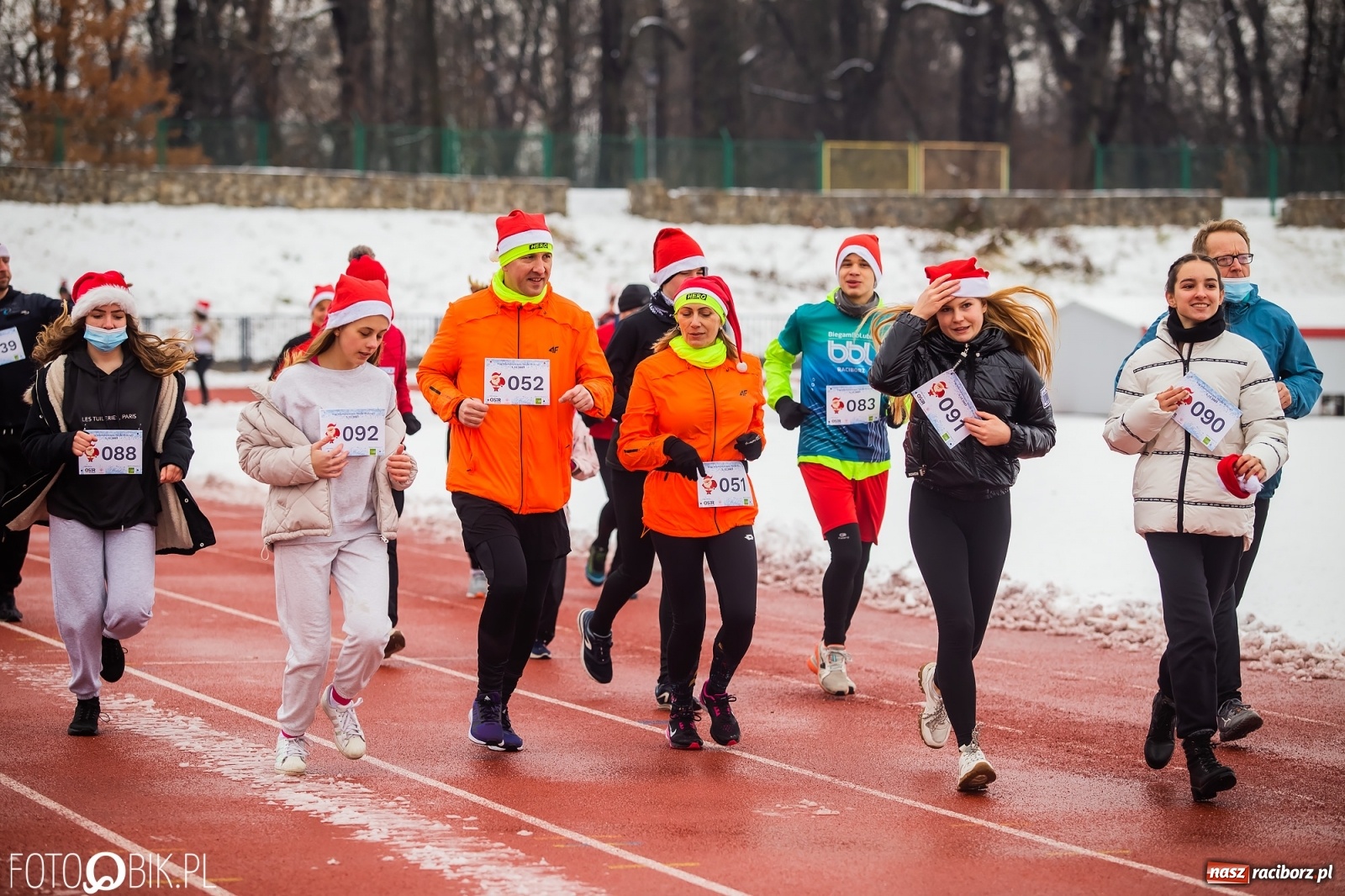 Zdjęcie w galerii na portalu naszraciborz.pl: Raciborski Bieg Mikołajkowy w zimowej scenerii wiadomości z regionu