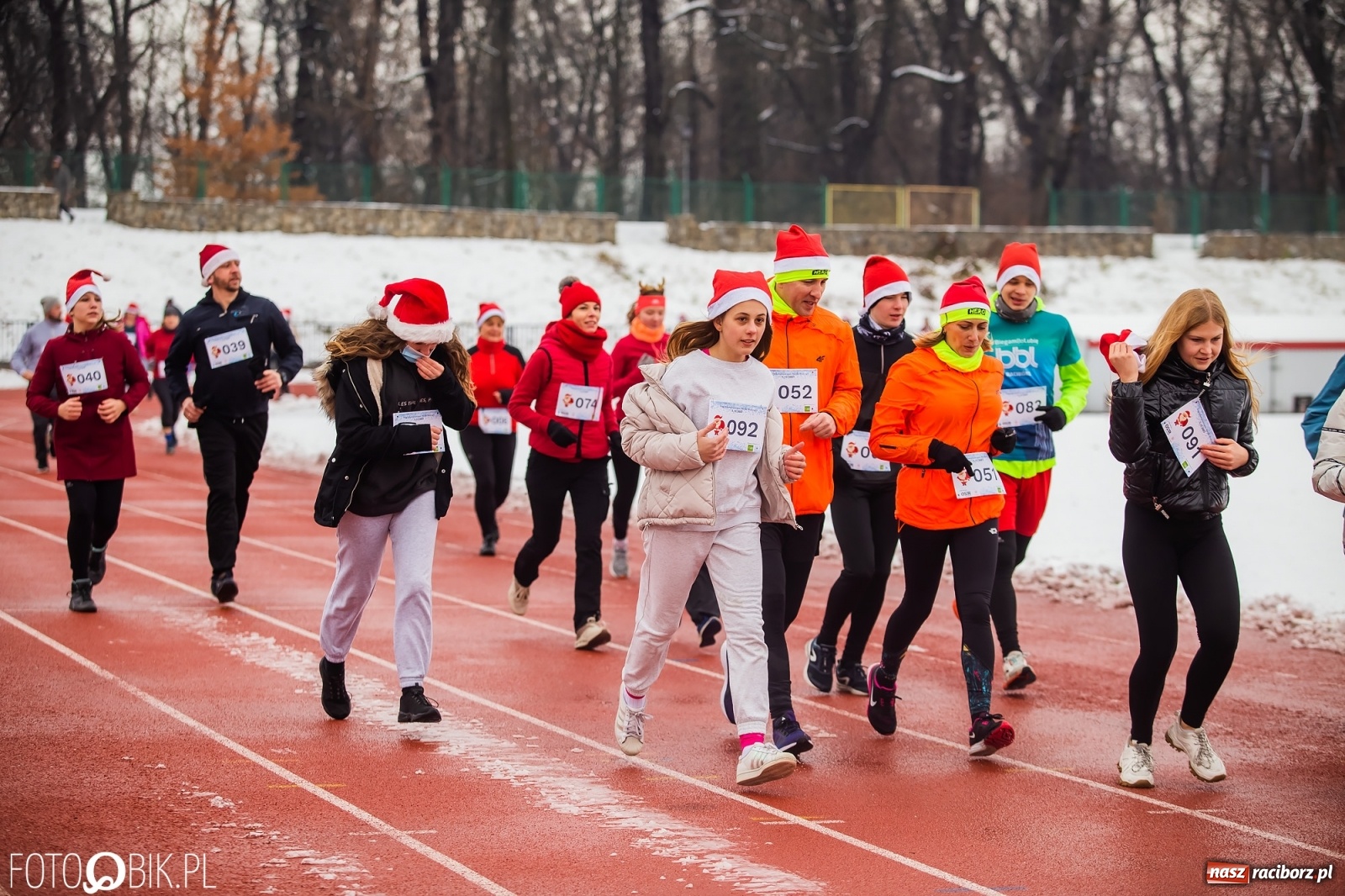 Zdjęcie w galerii na portalu naszraciborz.pl: Raciborski Bieg Mikołajkowy w zimowej scenerii wiadomości z regionu