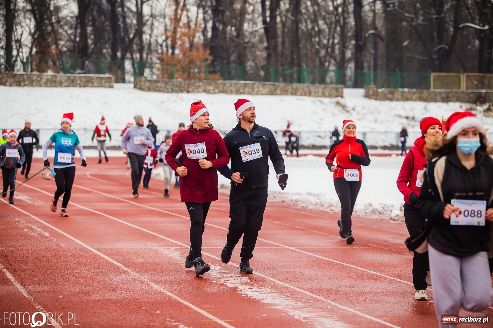 Zdjęcie w galerii na portalu naszraciborz.pl: Raciborski Bieg Mikołajkowy w zimowej scenerii wiadomości z regionu