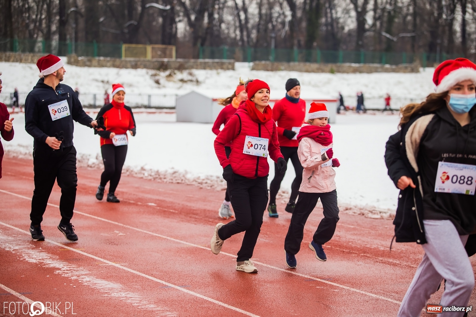 Zdjęcie w galerii na portalu naszraciborz.pl: Raciborski Bieg Mikołajkowy w zimowej scenerii wiadomości z regionu