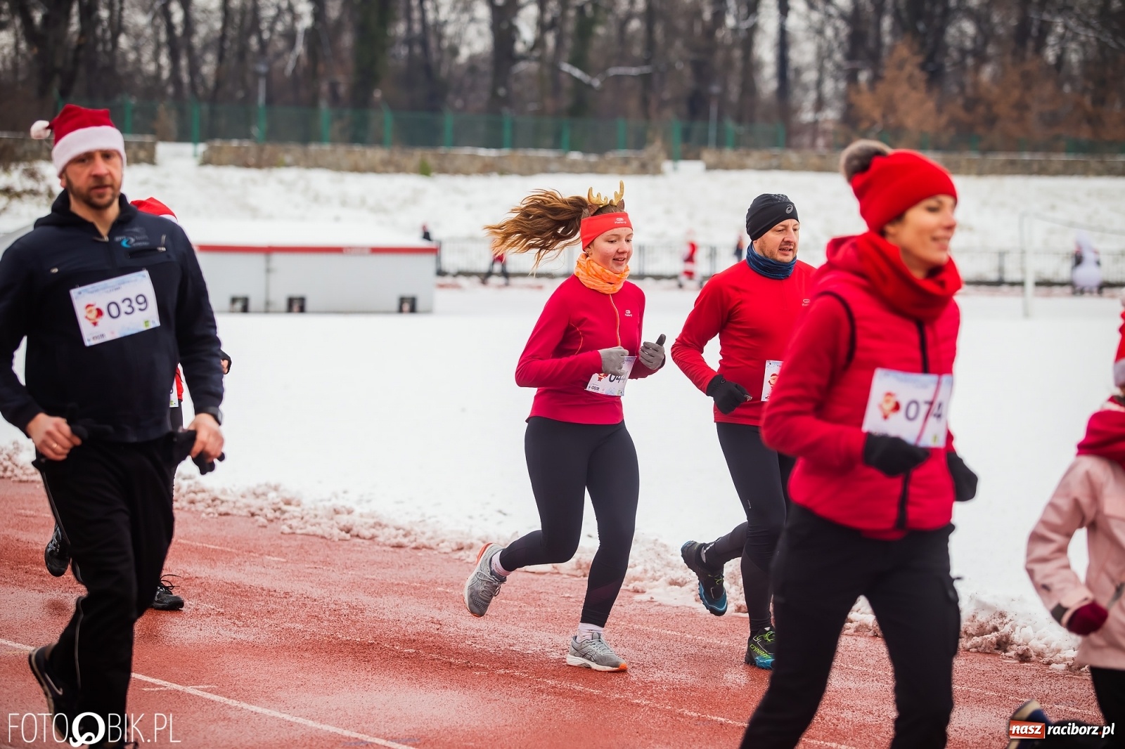 Zdjęcie w galerii na portalu naszraciborz.pl: Raciborski Bieg Mikołajkowy w zimowej scenerii wiadomości z regionu